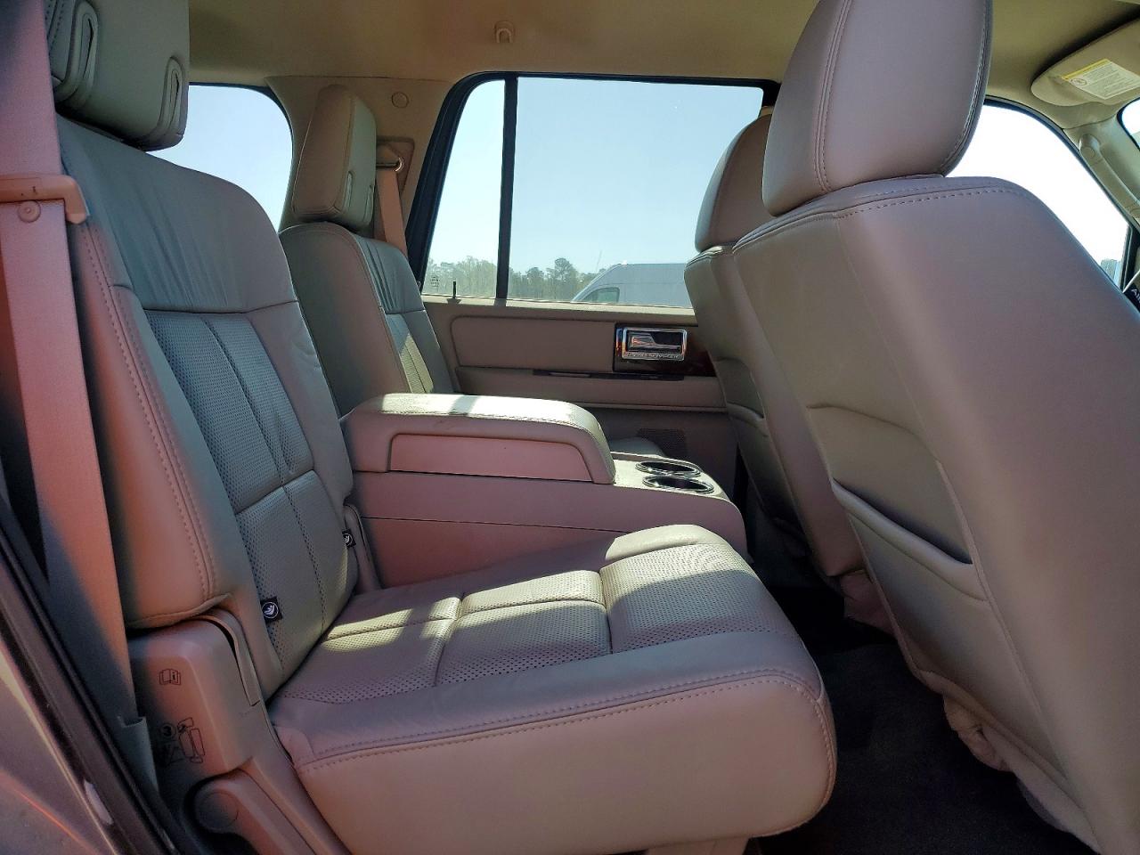 2014 Lincoln Navigator Silver vin: 5LMJJ2H52EEL05337