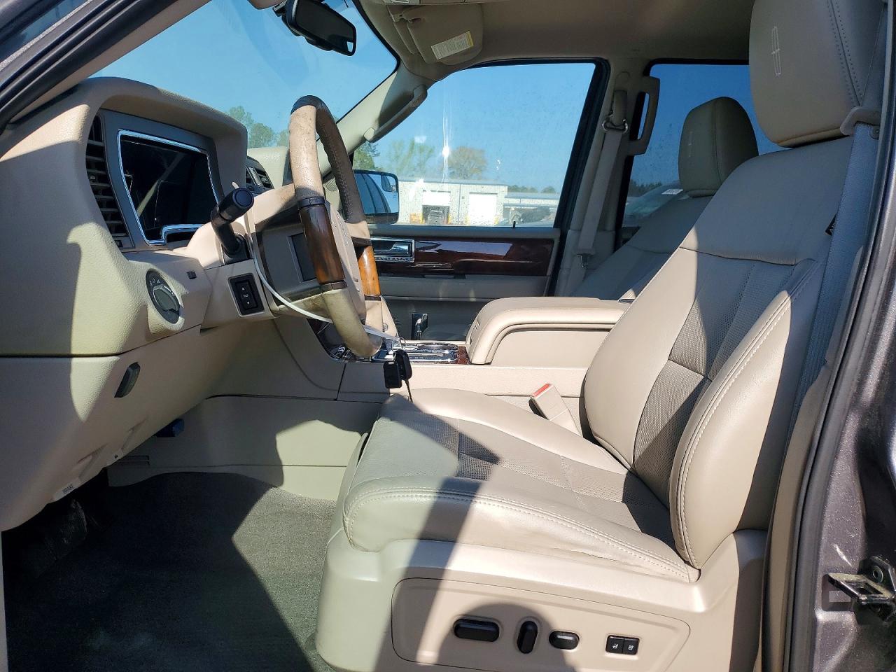2014 Lincoln Navigator Silver vin: 5LMJJ2H52EEL05337