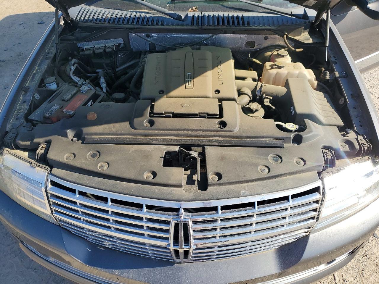 2014 Lincoln Navigator Silver vin: 5LMJJ2H52EEL05337