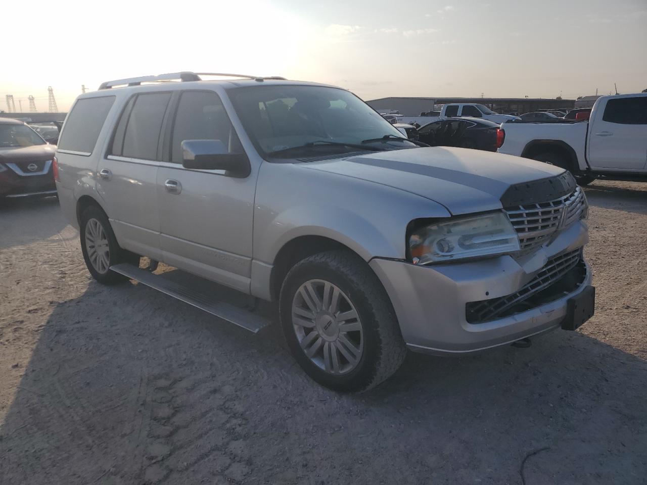 2010 Lincoln Navigator Silver vin: 5LMJJ2H53AEJ09482