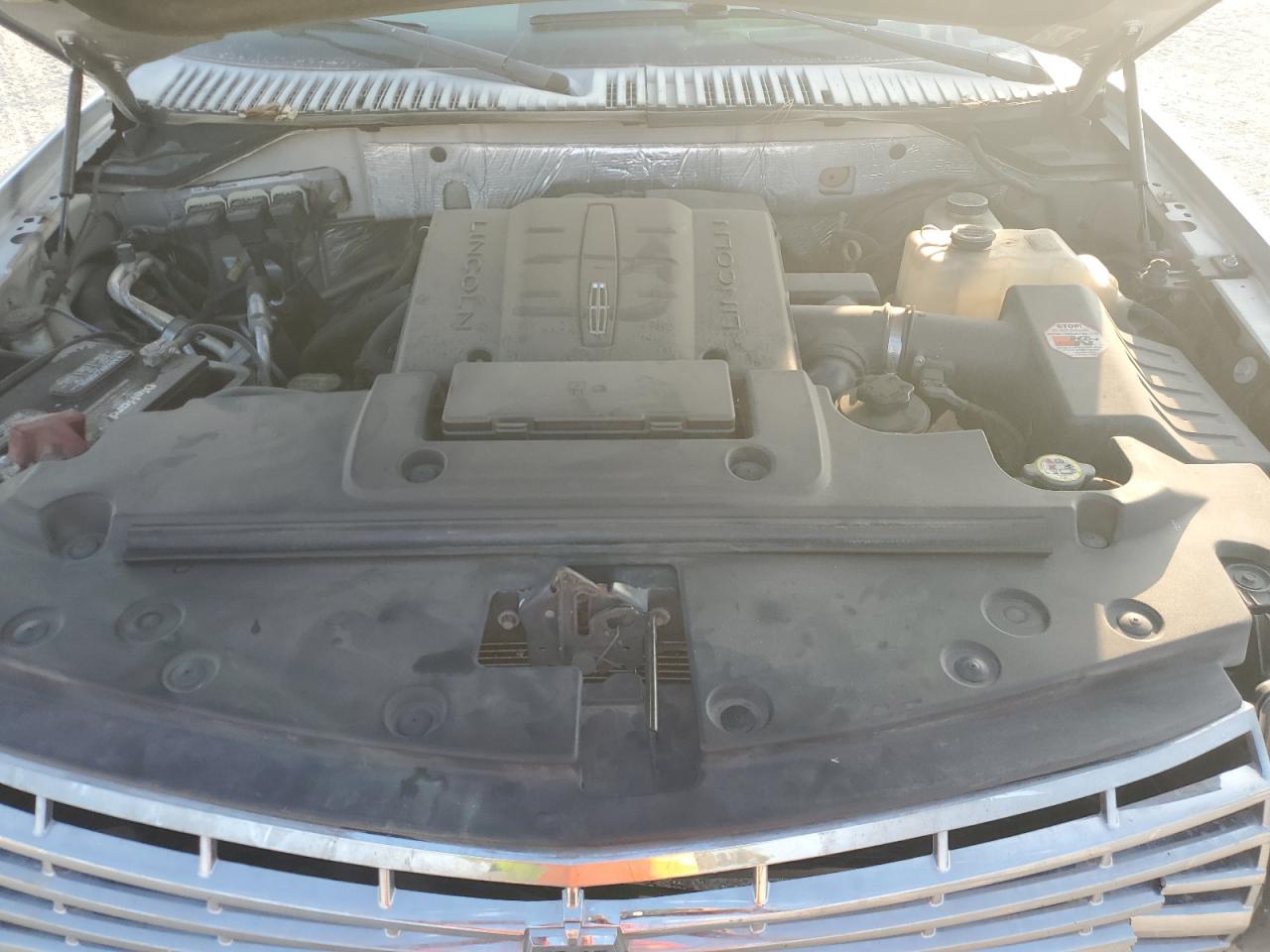 2010 Lincoln Navigator Silver vin: 5LMJJ2H53AEJ09482