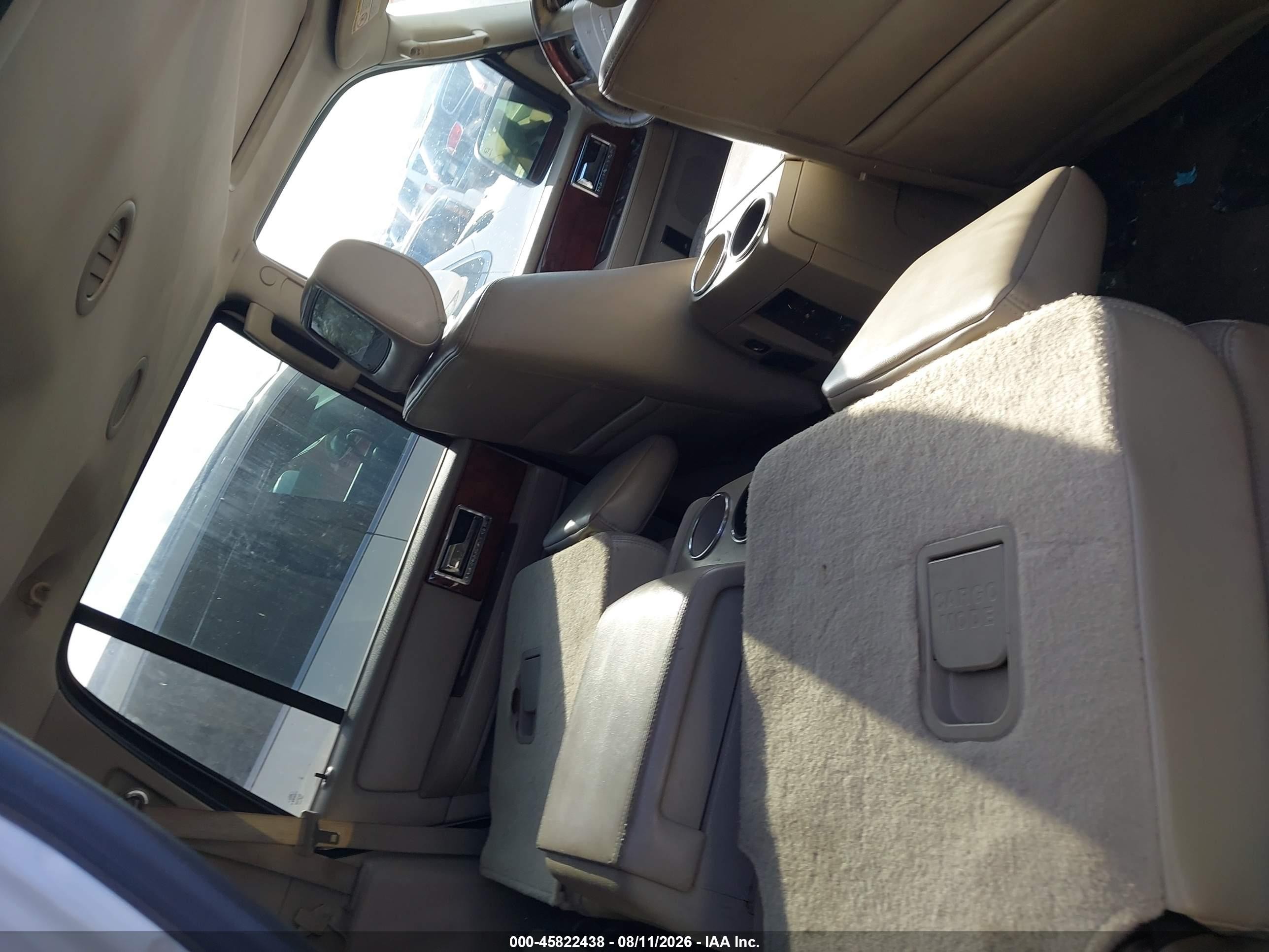 2011 Lincoln Navigator   Белый vin: 5LMJJ2H53BEJ02100