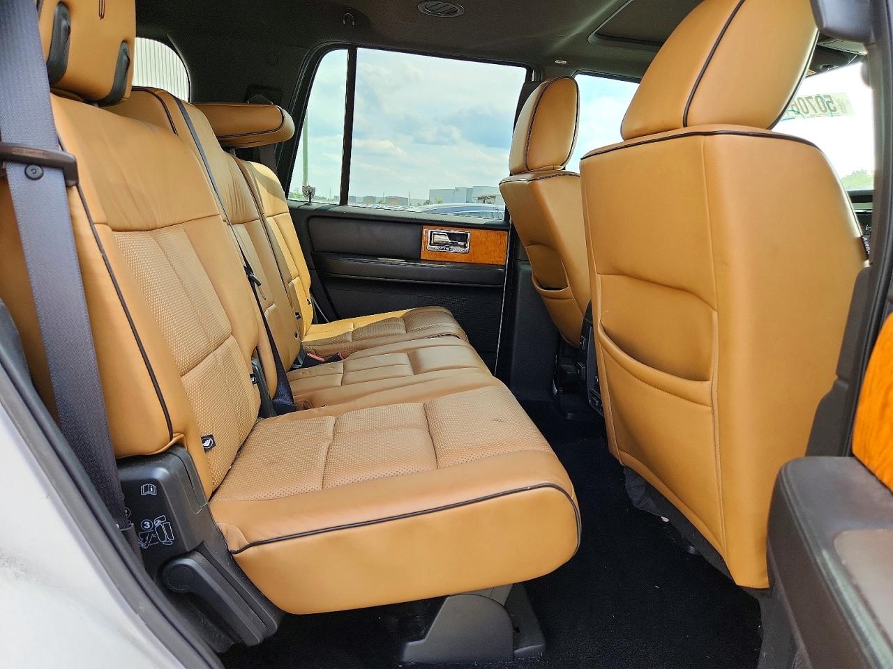 2012 Lincoln Navigator White vin: 5LMJJ2H53CEL00208
