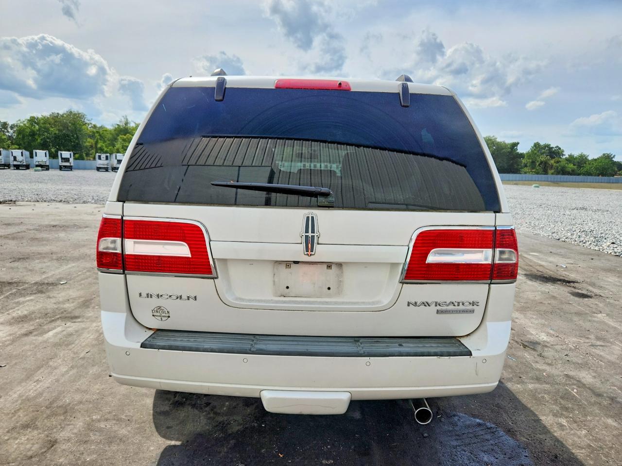2012 Lincoln Navigator White vin: 5LMJJ2H53CEL00208