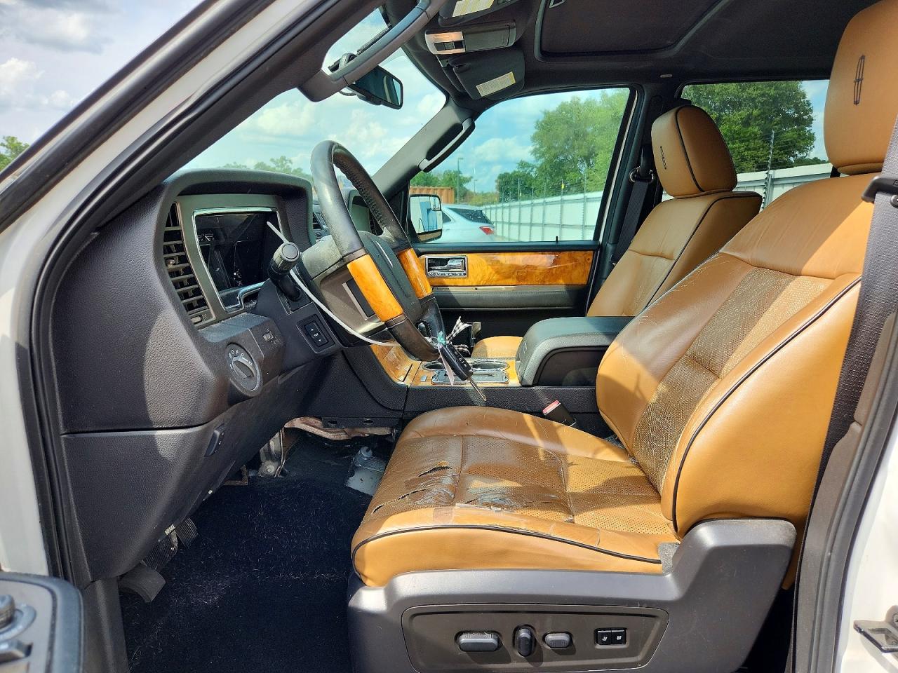 2012 Lincoln Navigator White vin: 5LMJJ2H53CEL00208