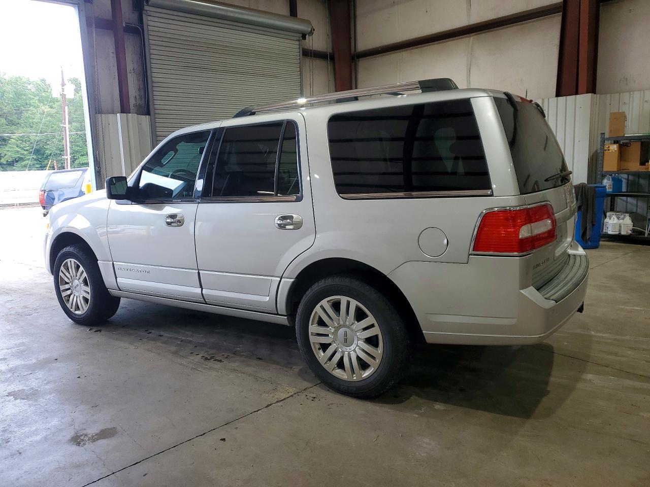 2014 Lincoln Navigator Серебряный vin: 5LMJJ2H53EEL03693