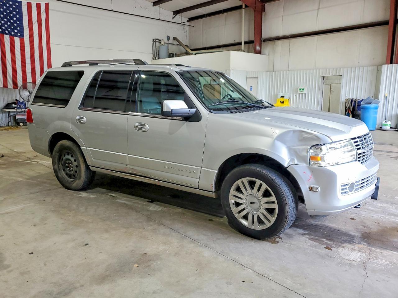 2014 Lincoln Navigator Серебряный vin: 5LMJJ2H53EEL03693