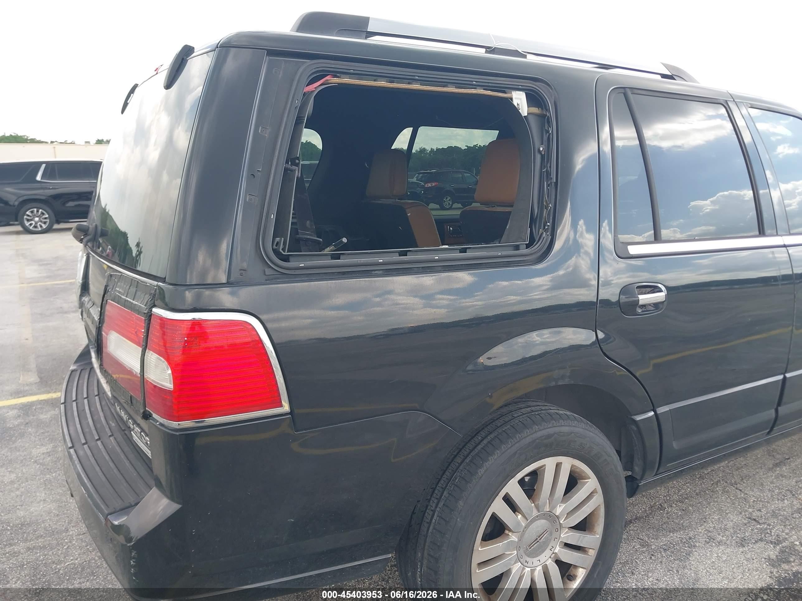 2011 Lincoln Navigator   Black vin: 5LMJJ2H55BEJ00879