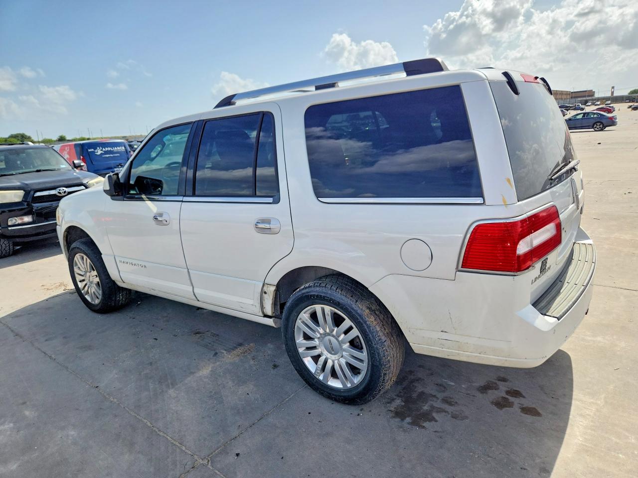 2011 Lincoln Navigator White vin: 5LMJJ2H55BEJ01384