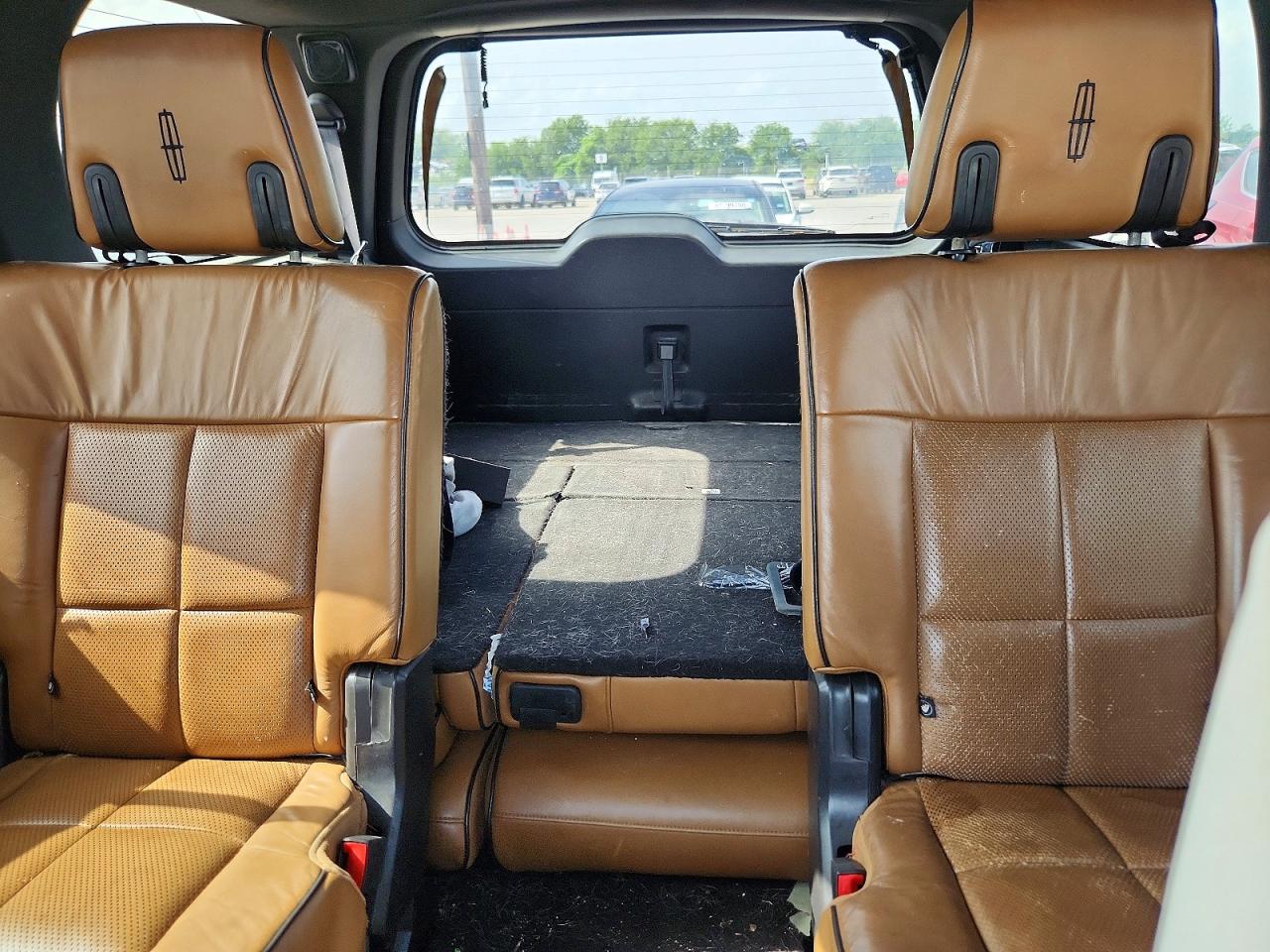 2011 Lincoln Navigator White vin: 5LMJJ2H55BEJ01384