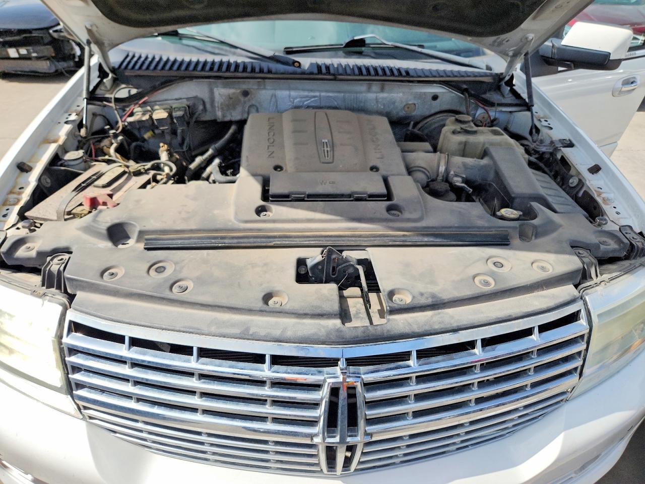 2011 Lincoln Navigator White vin: 5LMJJ2H55BEJ01384