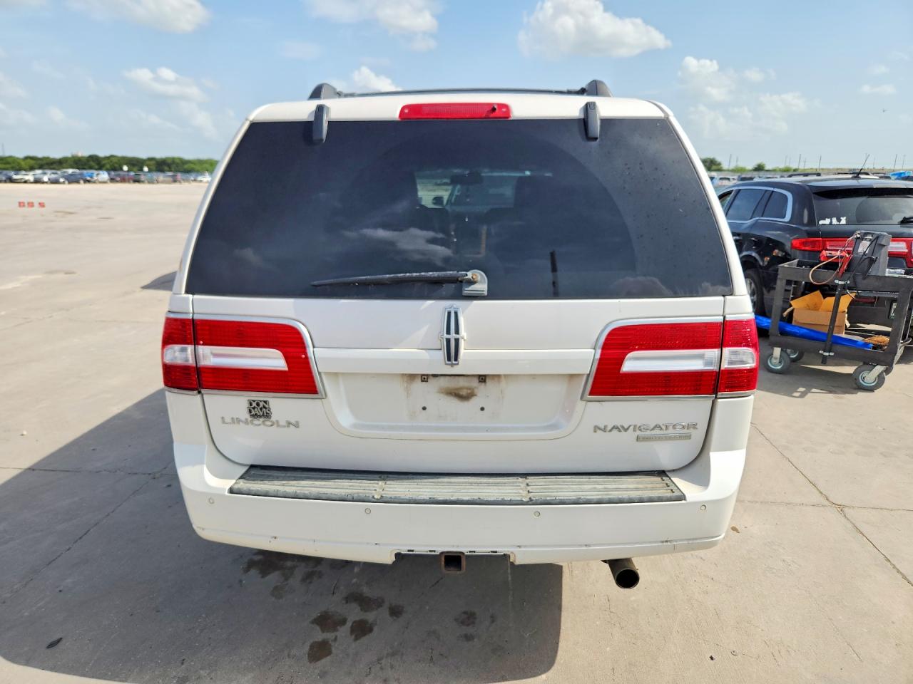 2011 Lincoln Navigator White vin: 5LMJJ2H55BEJ01384