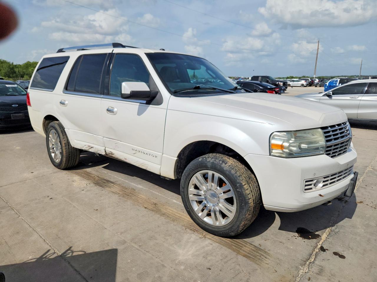 2011 Lincoln Navigator White vin: 5LMJJ2H55BEJ01384