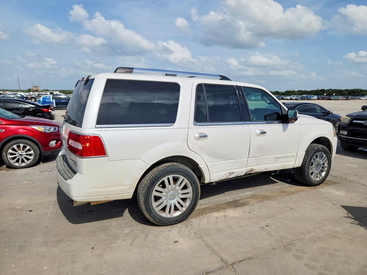 2011 Lincoln Navigator White vin: 5LMJJ2H55BEJ01384