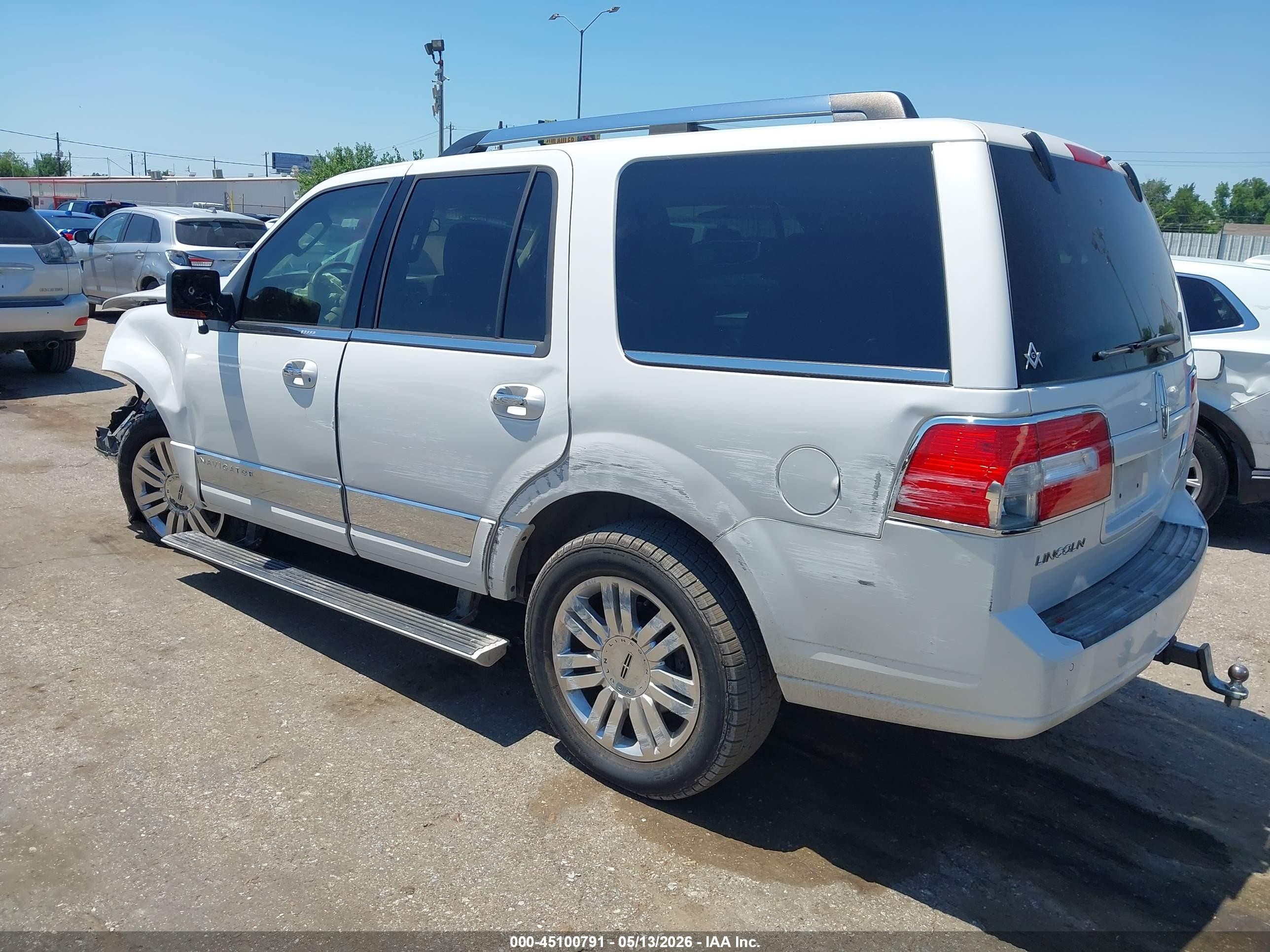 2011 Lincoln Navigator   White vin: 5LMJJ2H56BEJ06187