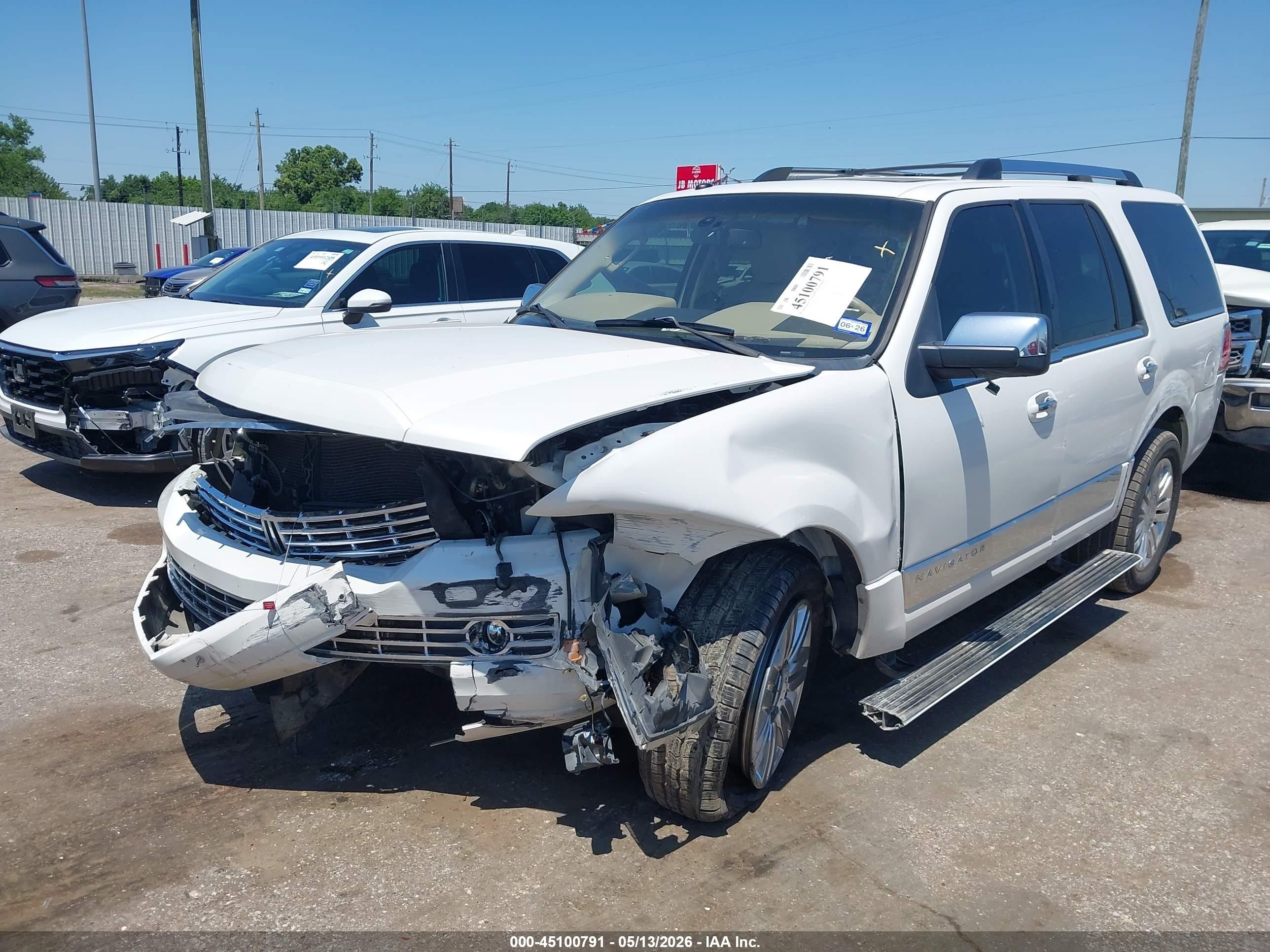 2011 Lincoln Navigator   White vin: 5LMJJ2H56BEJ06187