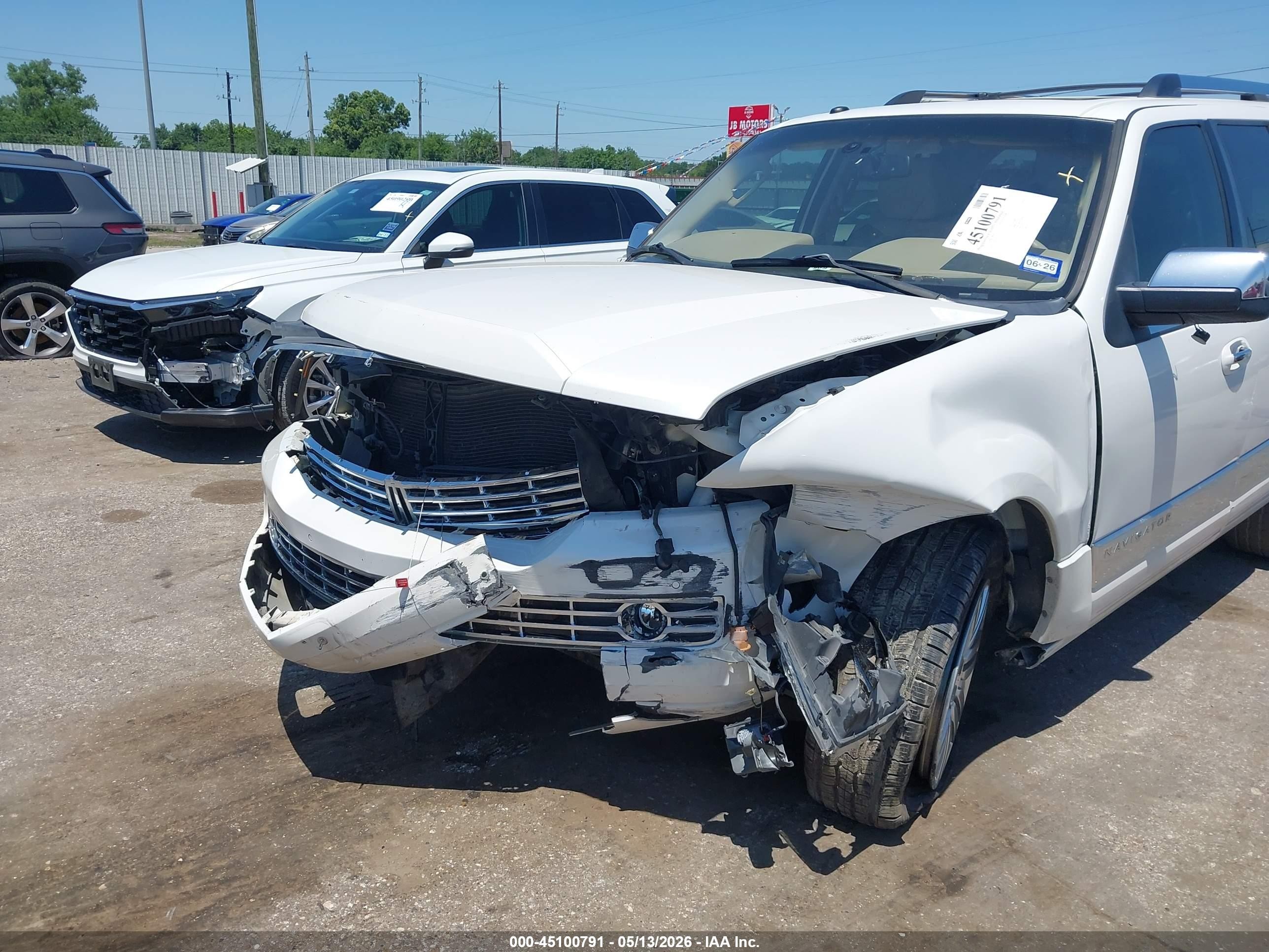 2011 Lincoln Navigator   White vin: 5LMJJ2H56BEJ06187