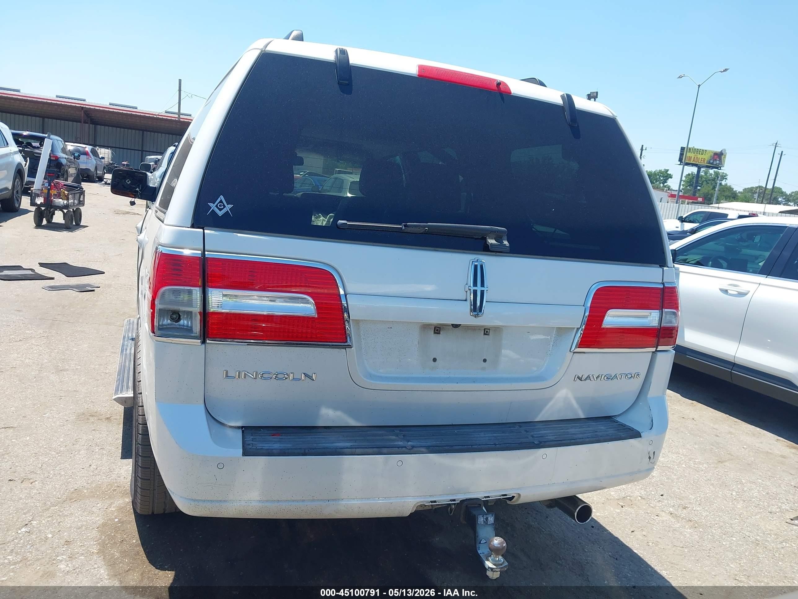 2011 Lincoln Navigator   White vin: 5LMJJ2H56BEJ06187