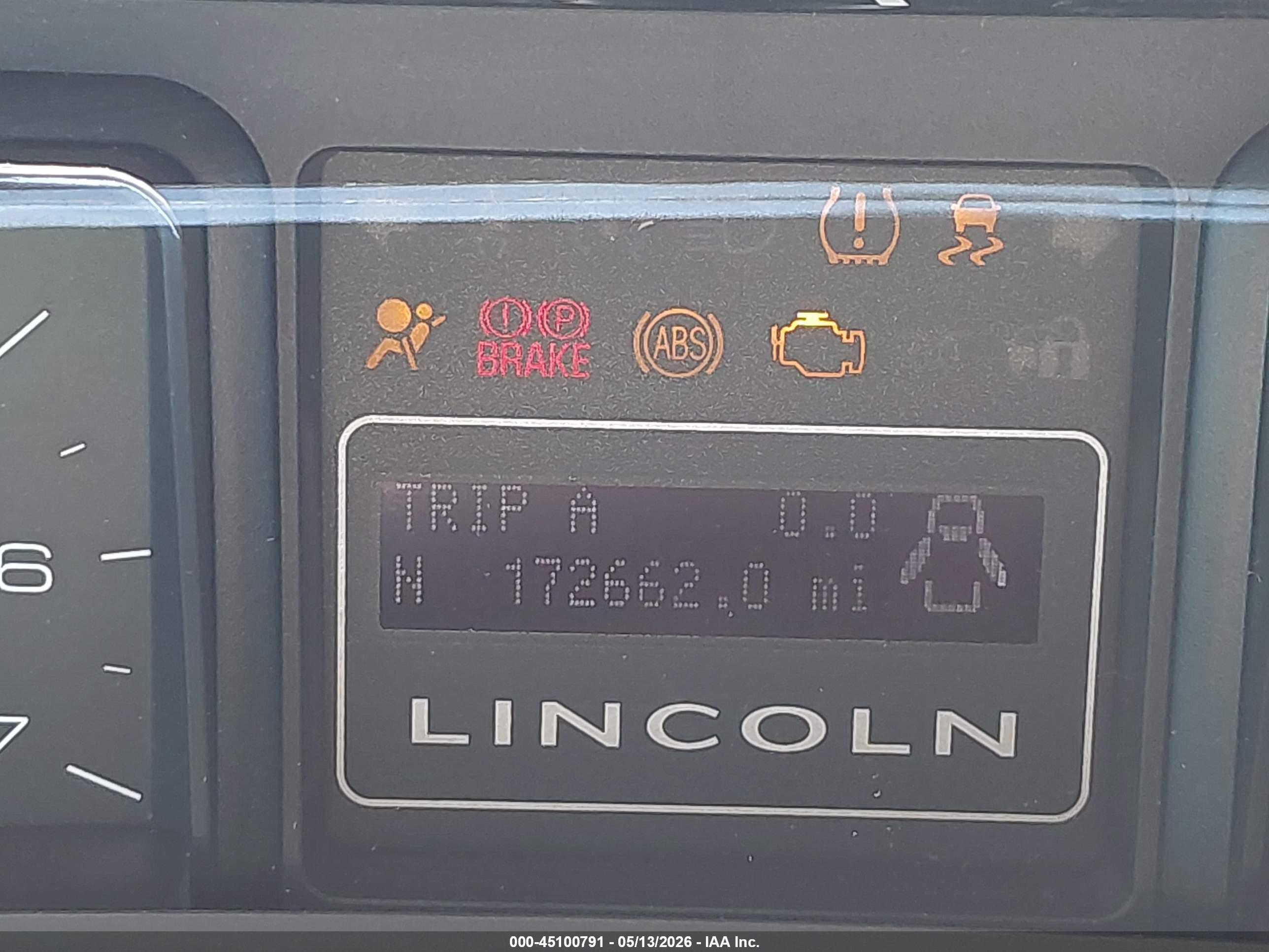 2011 Lincoln Navigator   White vin: 5LMJJ2H56BEJ06187