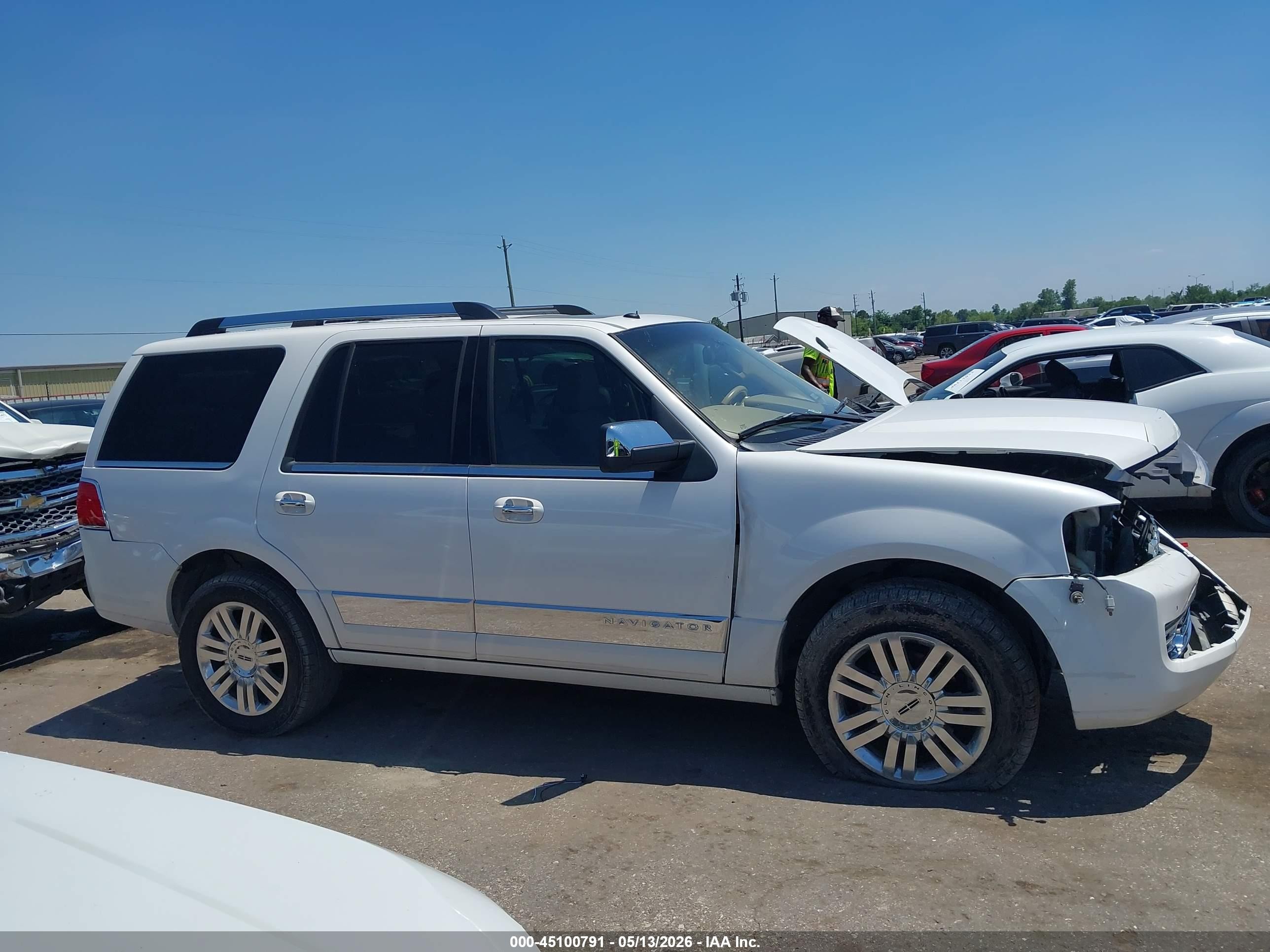 2011 Lincoln Navigator   White vin: 5LMJJ2H56BEJ06187