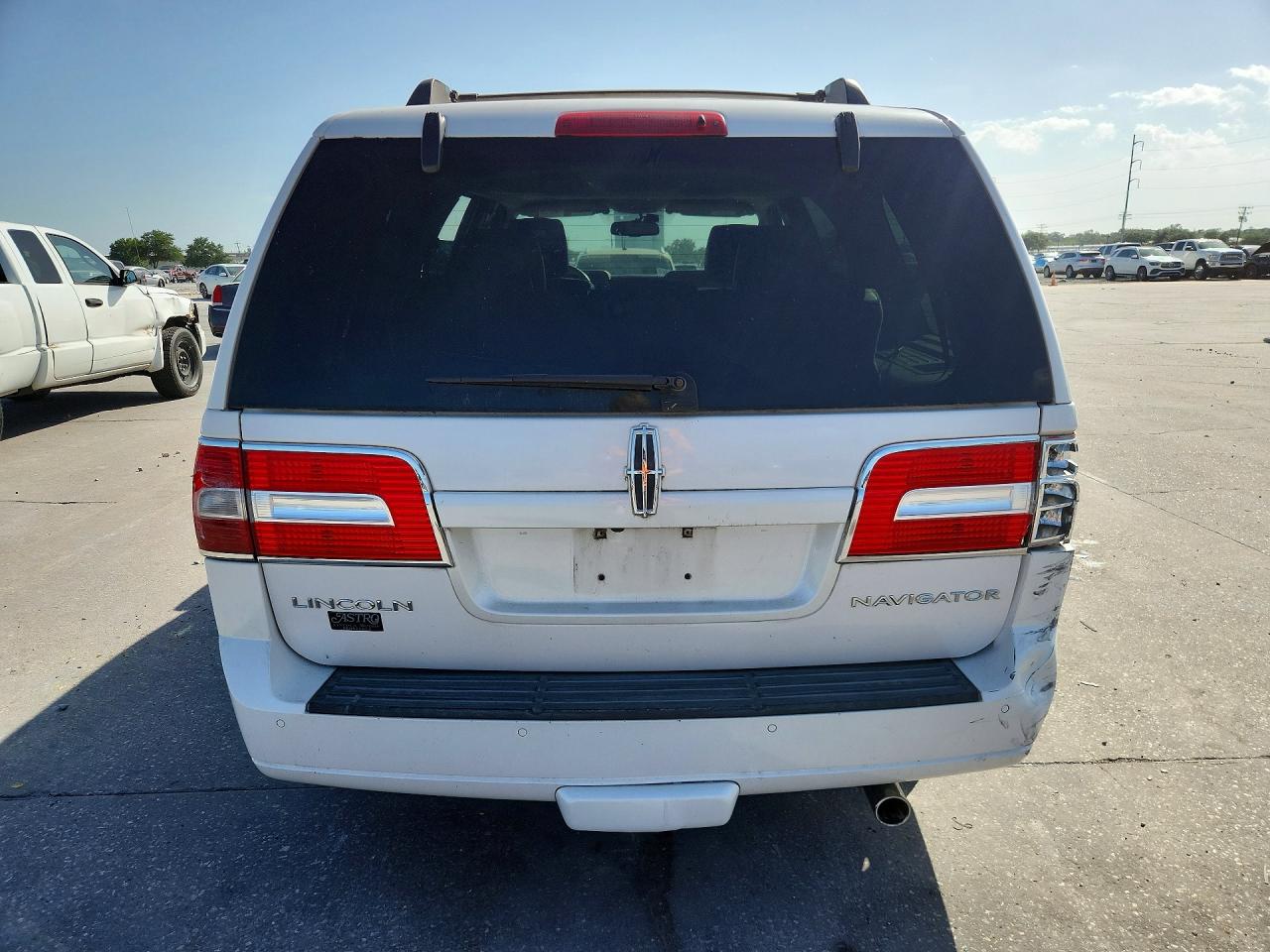 2011 Lincoln Navigator White vin: 5LMJJ2H56BEJ07016
