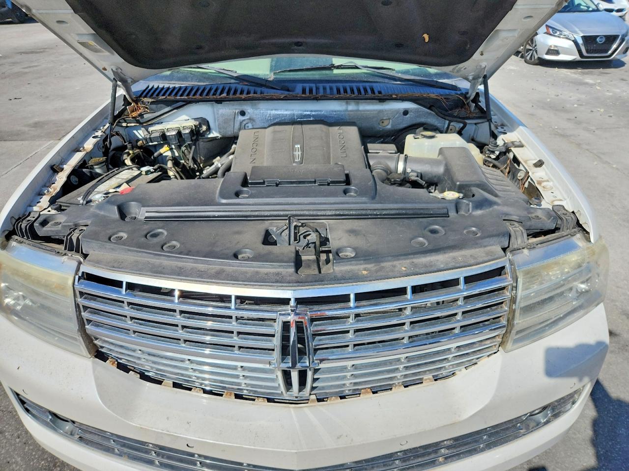 2011 Lincoln Navigator White vin: 5LMJJ2H56BEJ07016