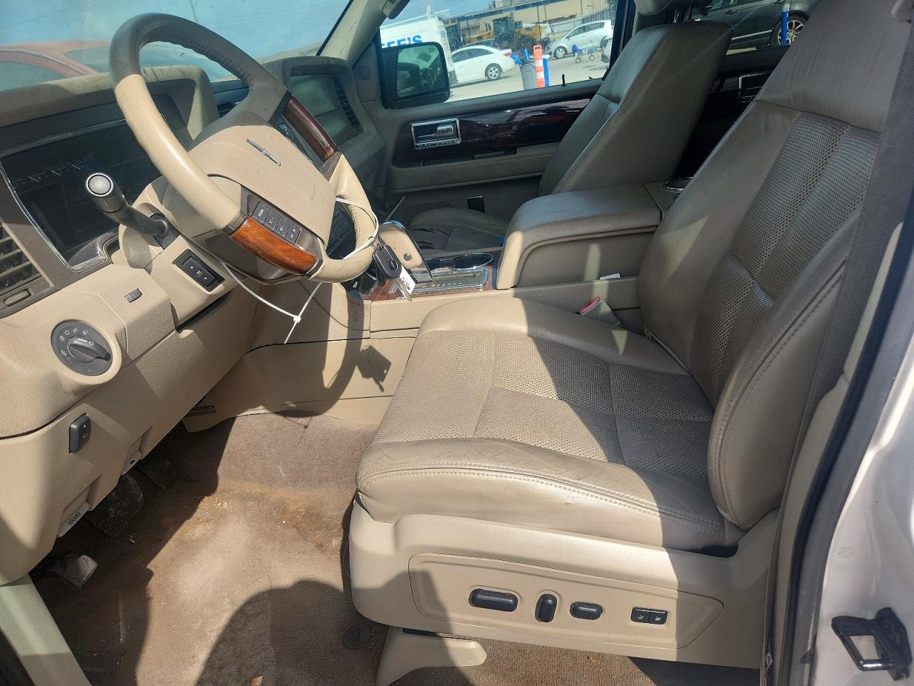2011 Lincoln Navigator White vin: 5LMJJ2H56BEJ07016