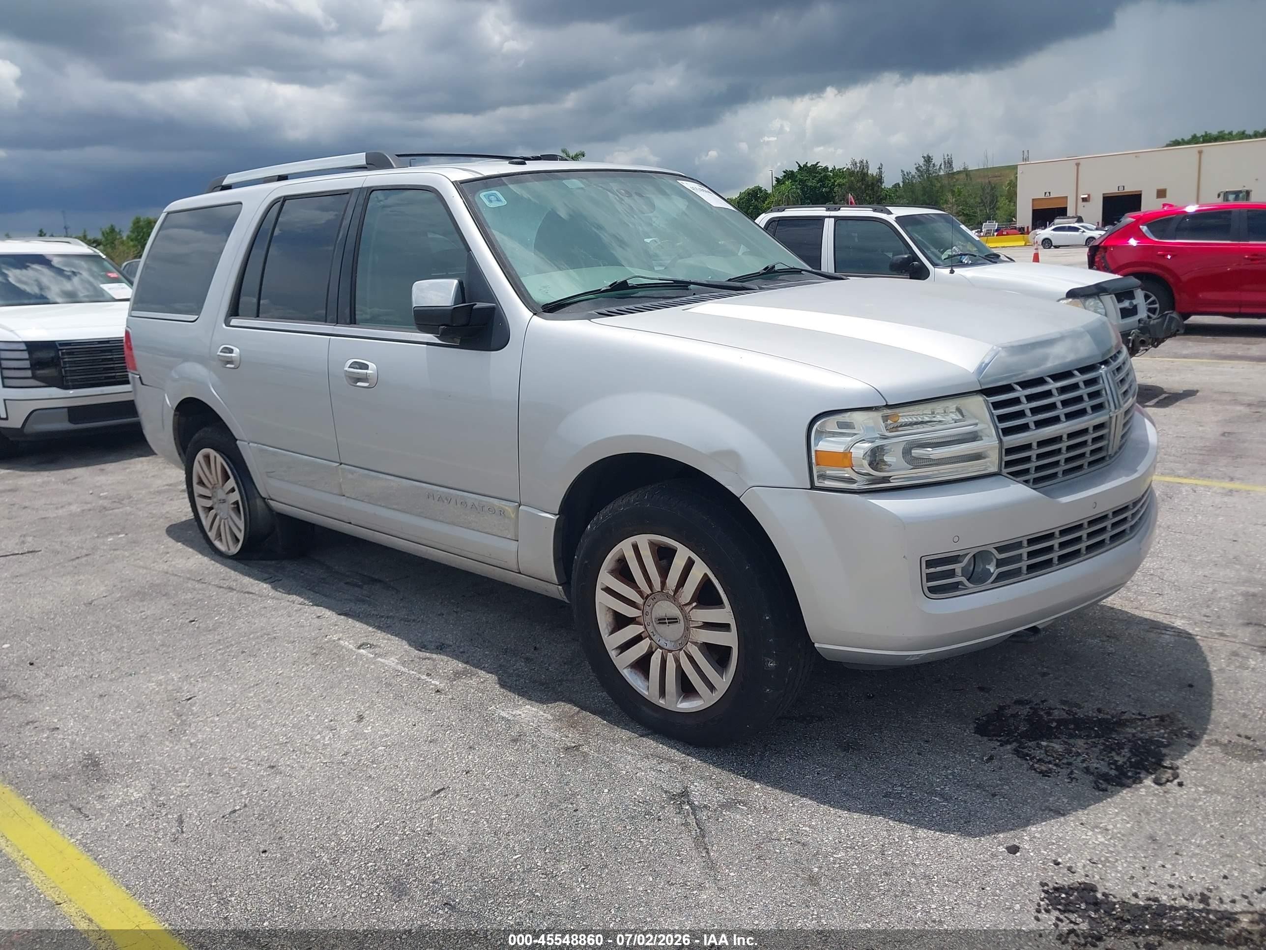 2011 Lincoln Navigator   Silver vin: 5LMJJ2H58BEJ10015