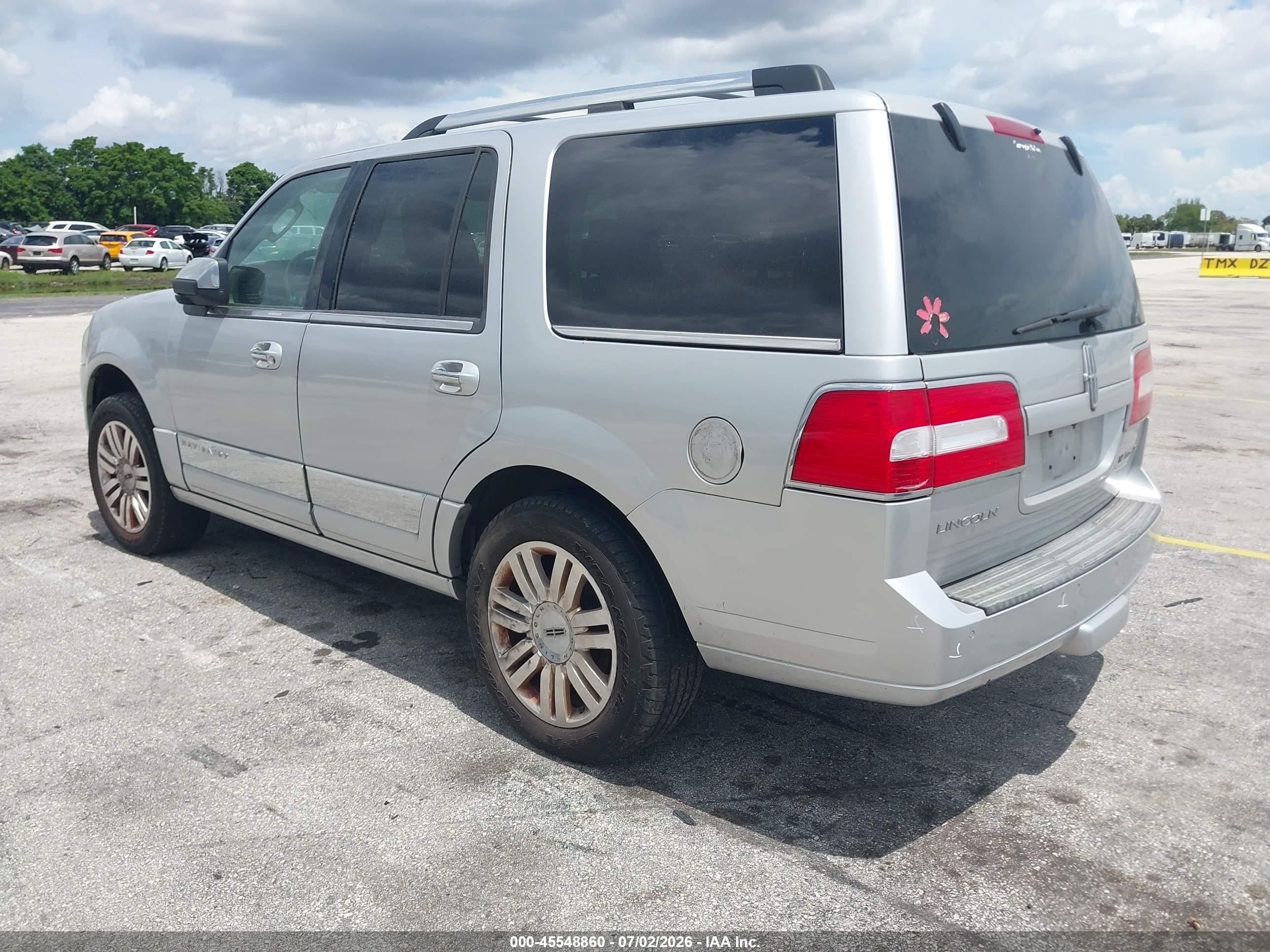 2011 Lincoln Navigator   Silver vin: 5LMJJ2H58BEJ10015