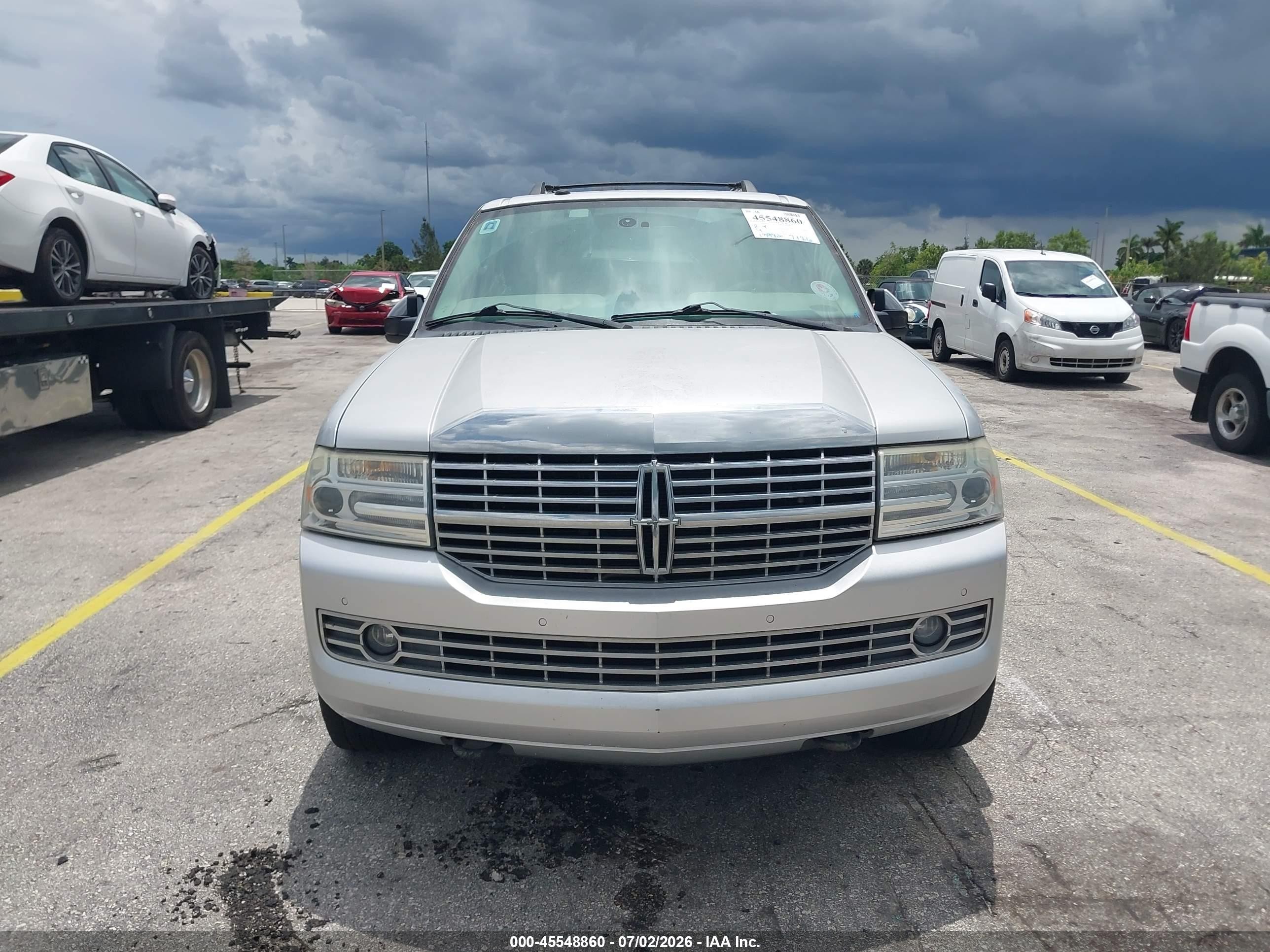 2011 Lincoln Navigator   Silver vin: 5LMJJ2H58BEJ10015