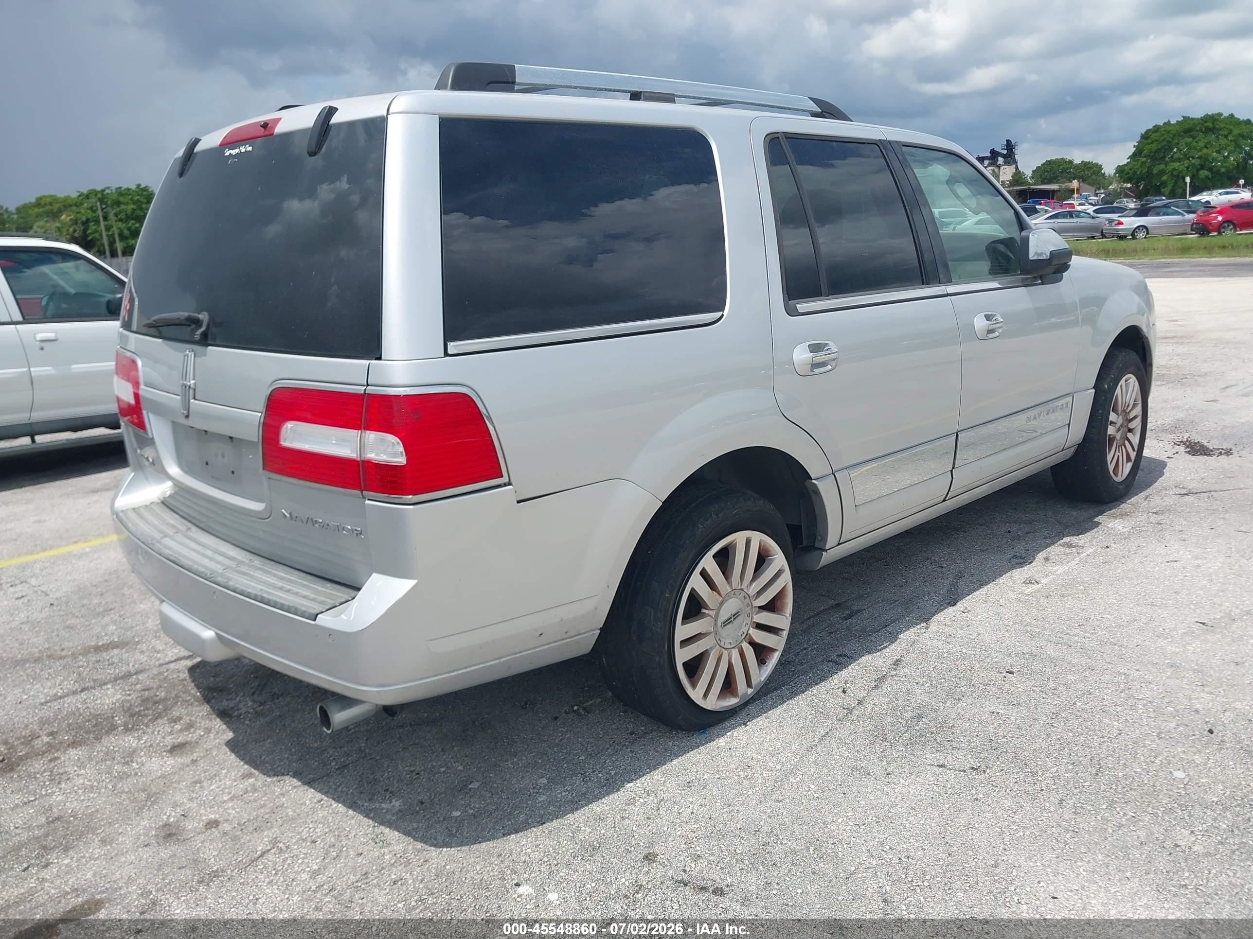 2011 Lincoln Navigator   Silver vin: 5LMJJ2H58BEJ10015