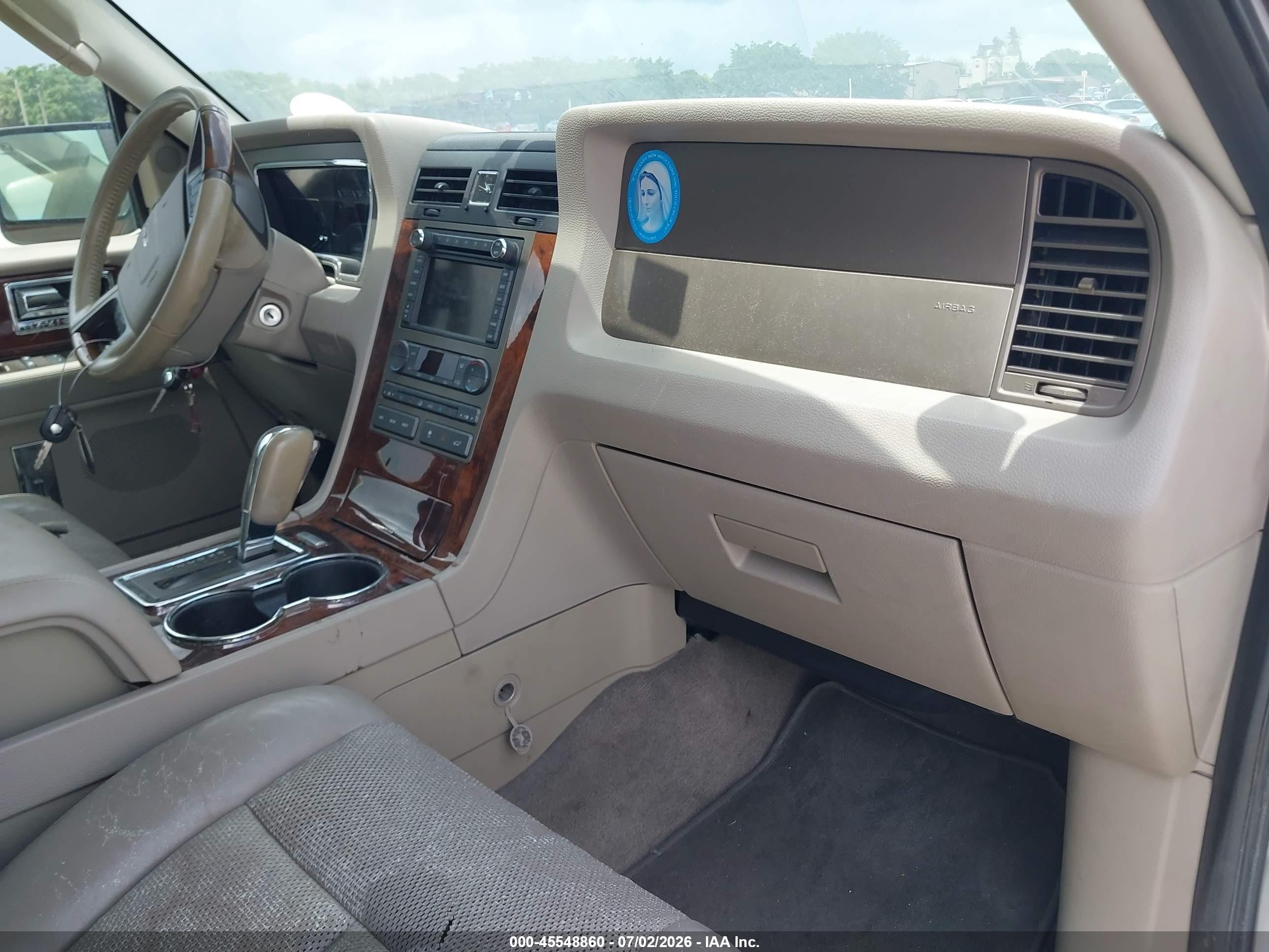 2011 Lincoln Navigator   Silver vin: 5LMJJ2H58BEJ10015