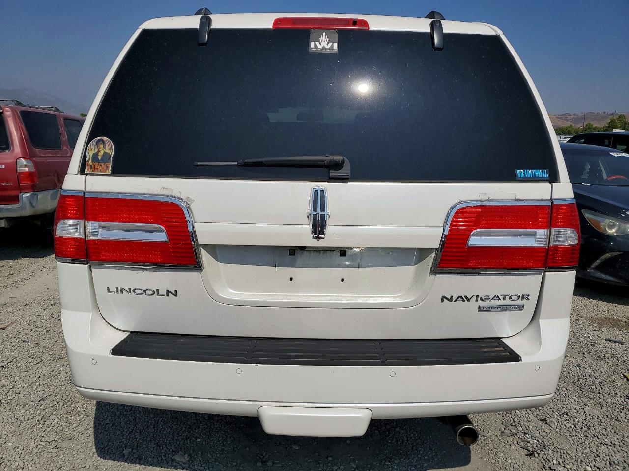 2011 Lincoln Navigator White vin: 5LMJJ2H59BEJ06930