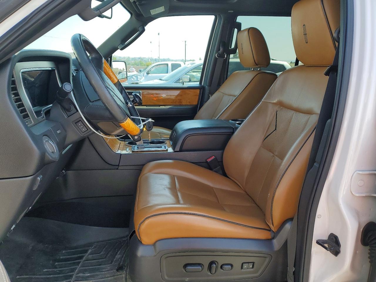 2011 Lincoln Navigator White vin: 5LMJJ2H59BEJ06930