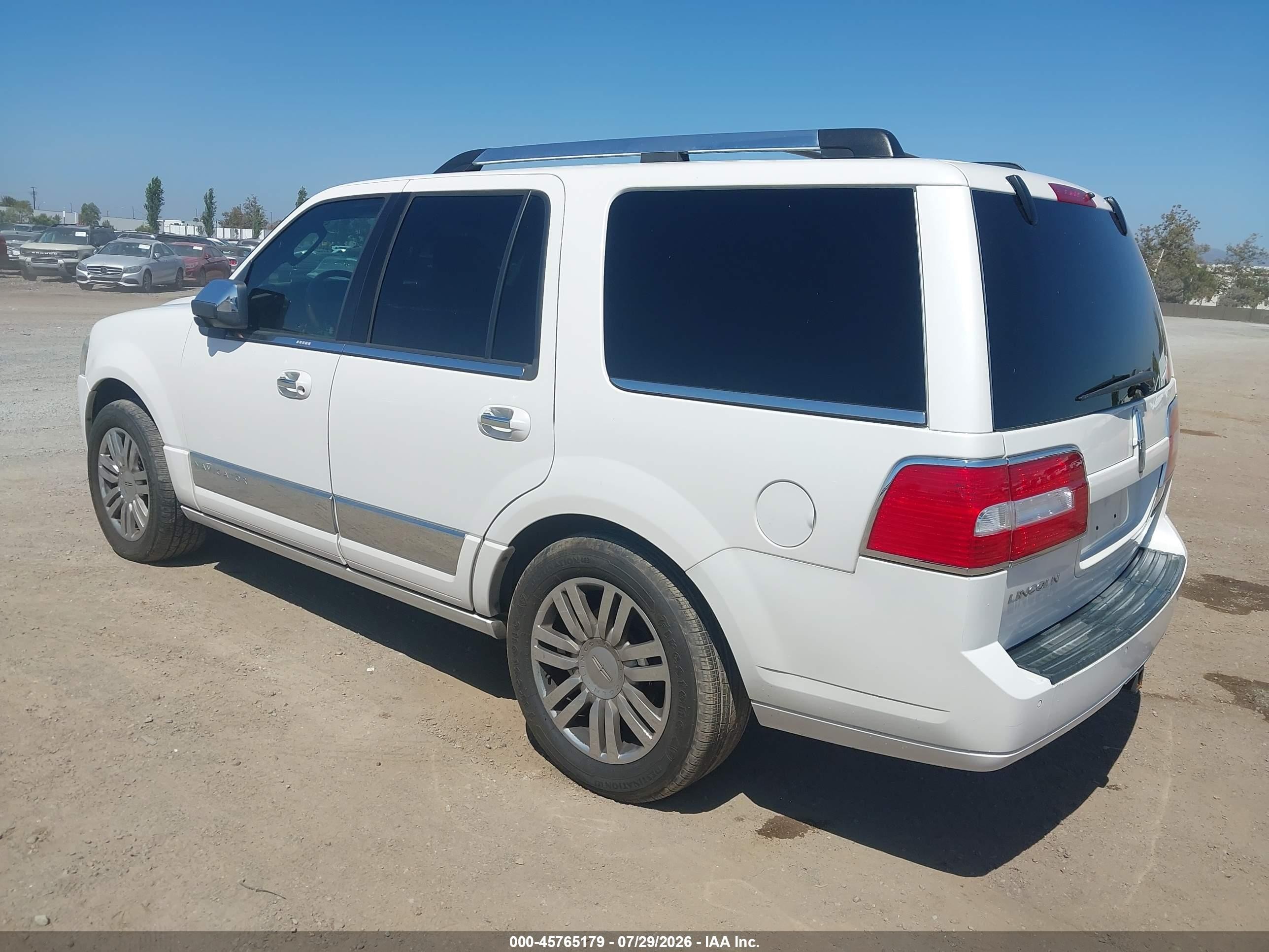 2013 Lincoln Navigator   White vin: 5LMJJ2H59DEL08802