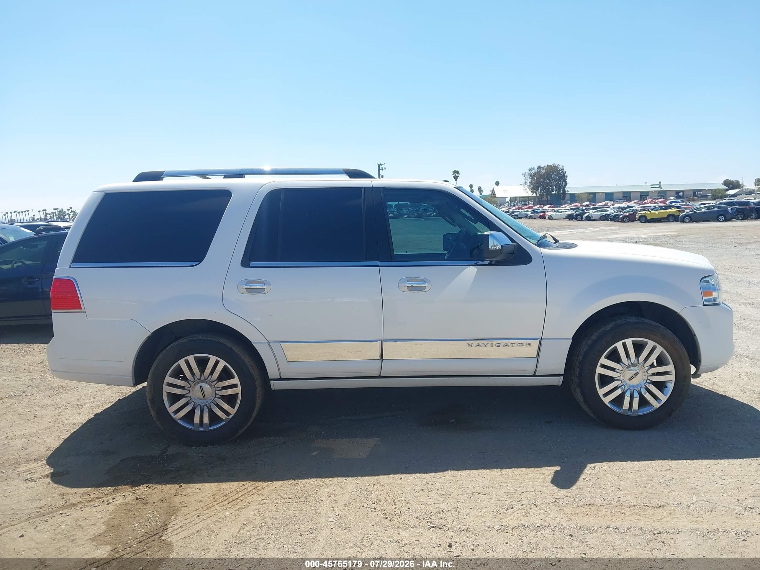 2013 Lincoln Navigator   White vin: 5LMJJ2H59DEL08802