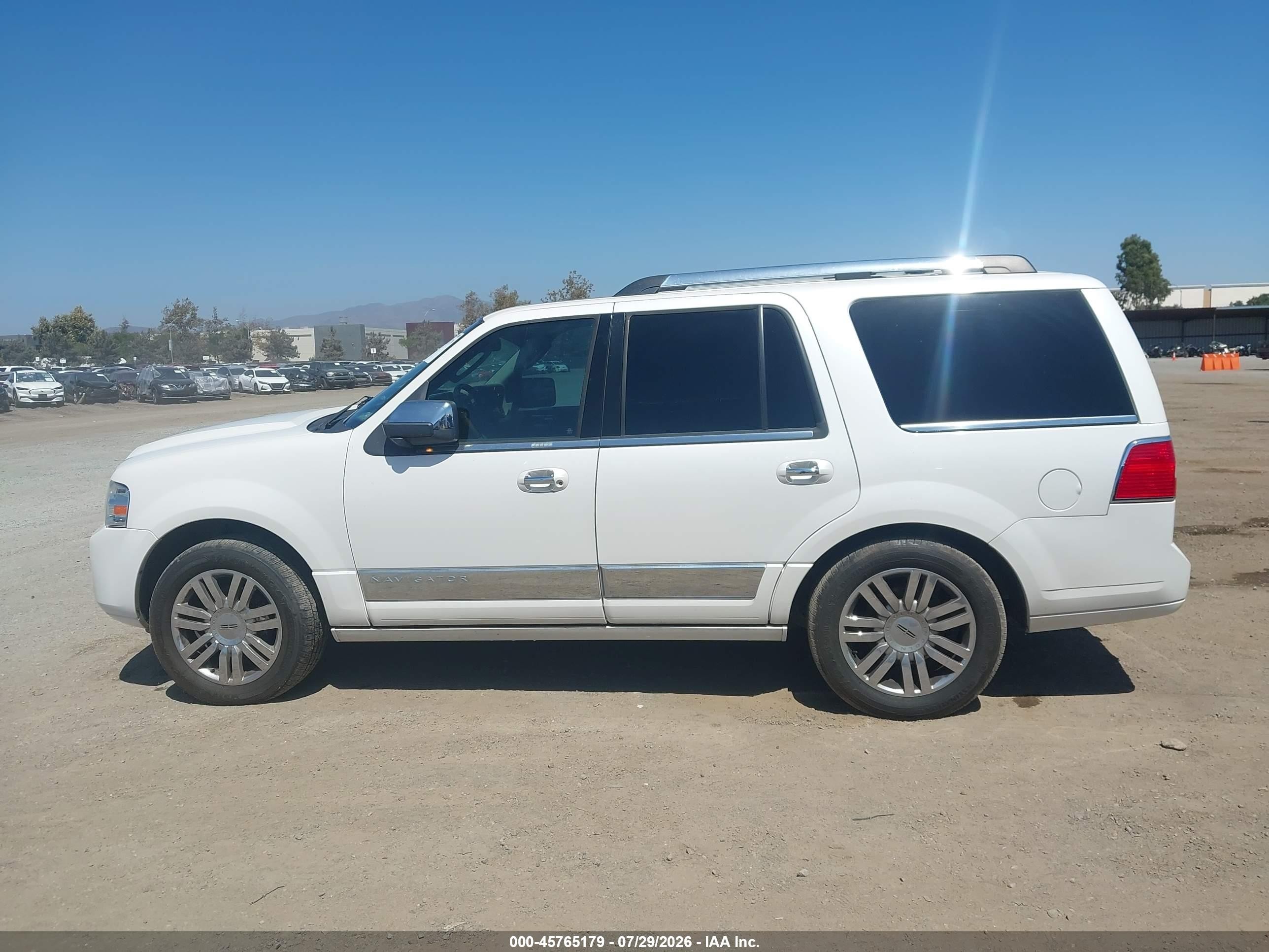 2013 Lincoln Navigator   White vin: 5LMJJ2H59DEL08802
