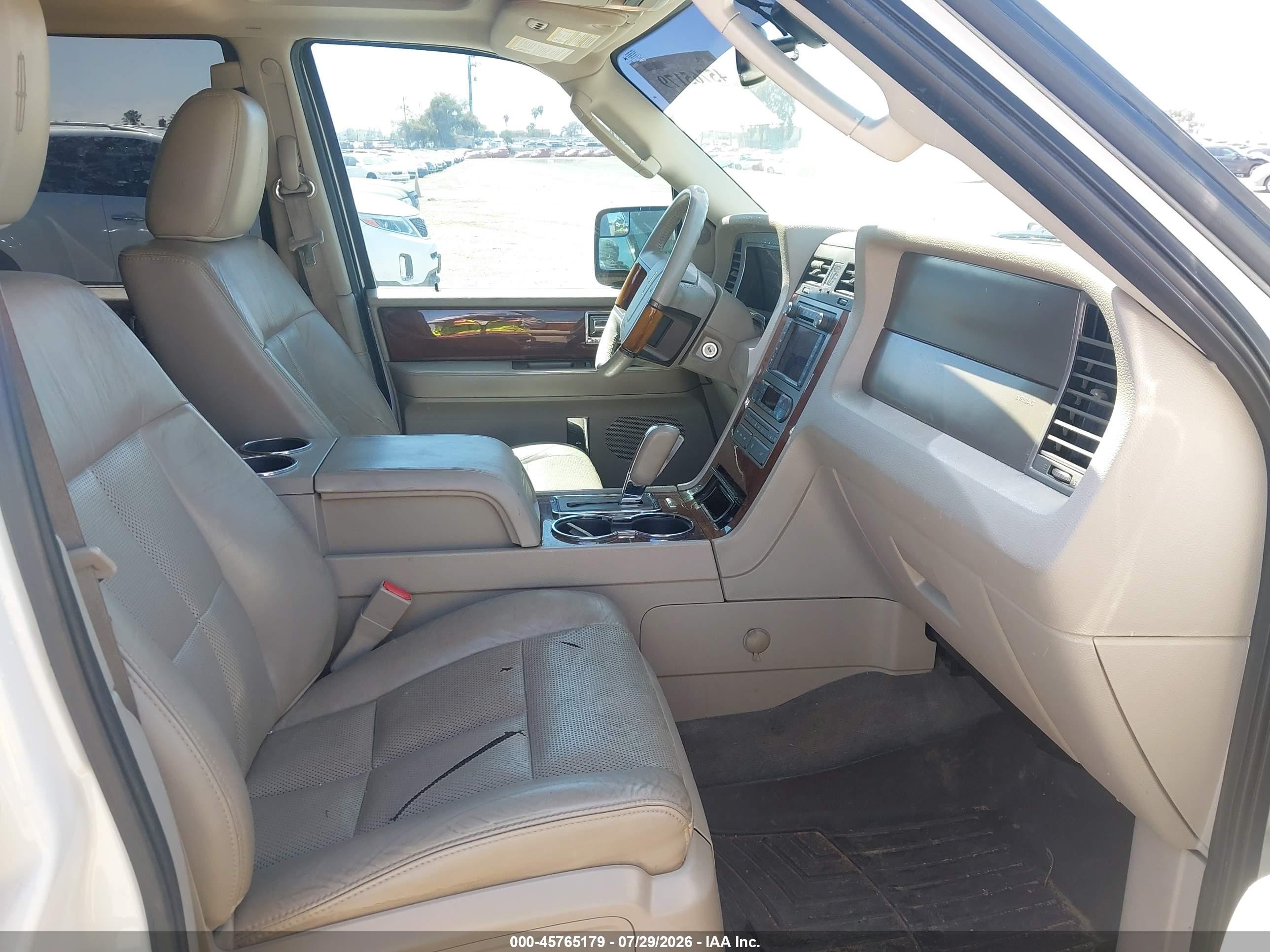 2013 Lincoln Navigator   White vin: 5LMJJ2H59DEL08802