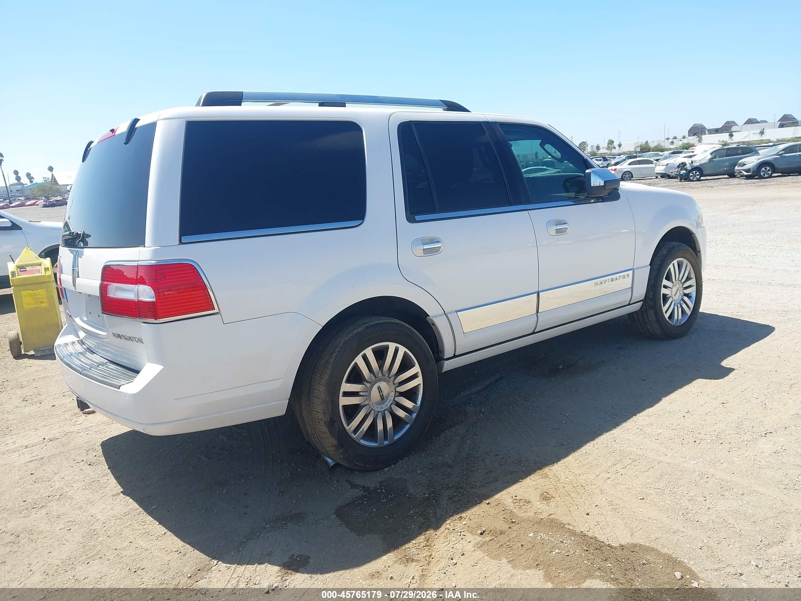 2013 Lincoln Navigator   White vin: 5LMJJ2H59DEL08802