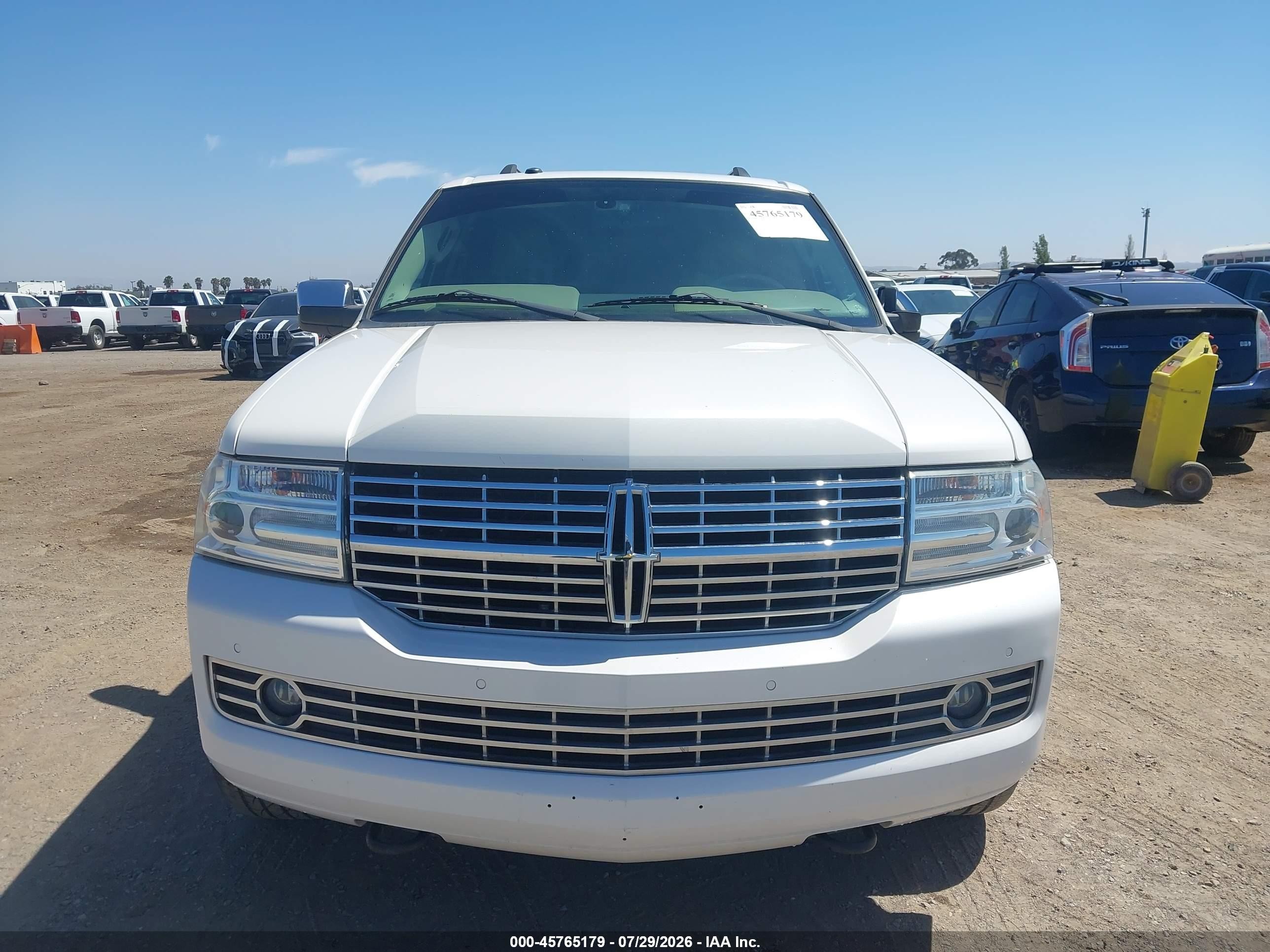 2013 Lincoln Navigator   White vin: 5LMJJ2H59DEL08802