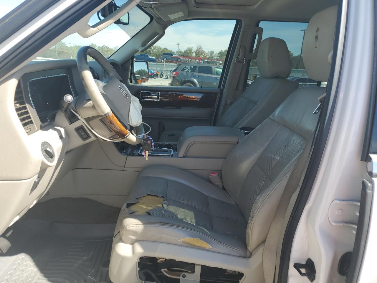 2011 Lincoln Navigator White vin: 5LMJJ2H5XBEJ09156