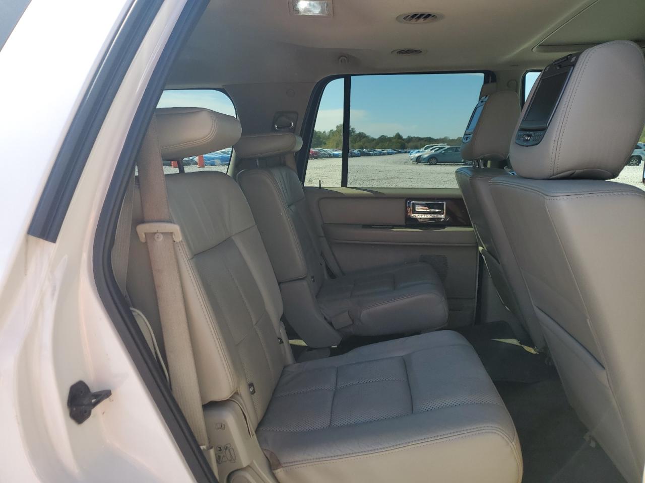 2011 Lincoln Navigator White vin: 5LMJJ2H5XBEJ09156