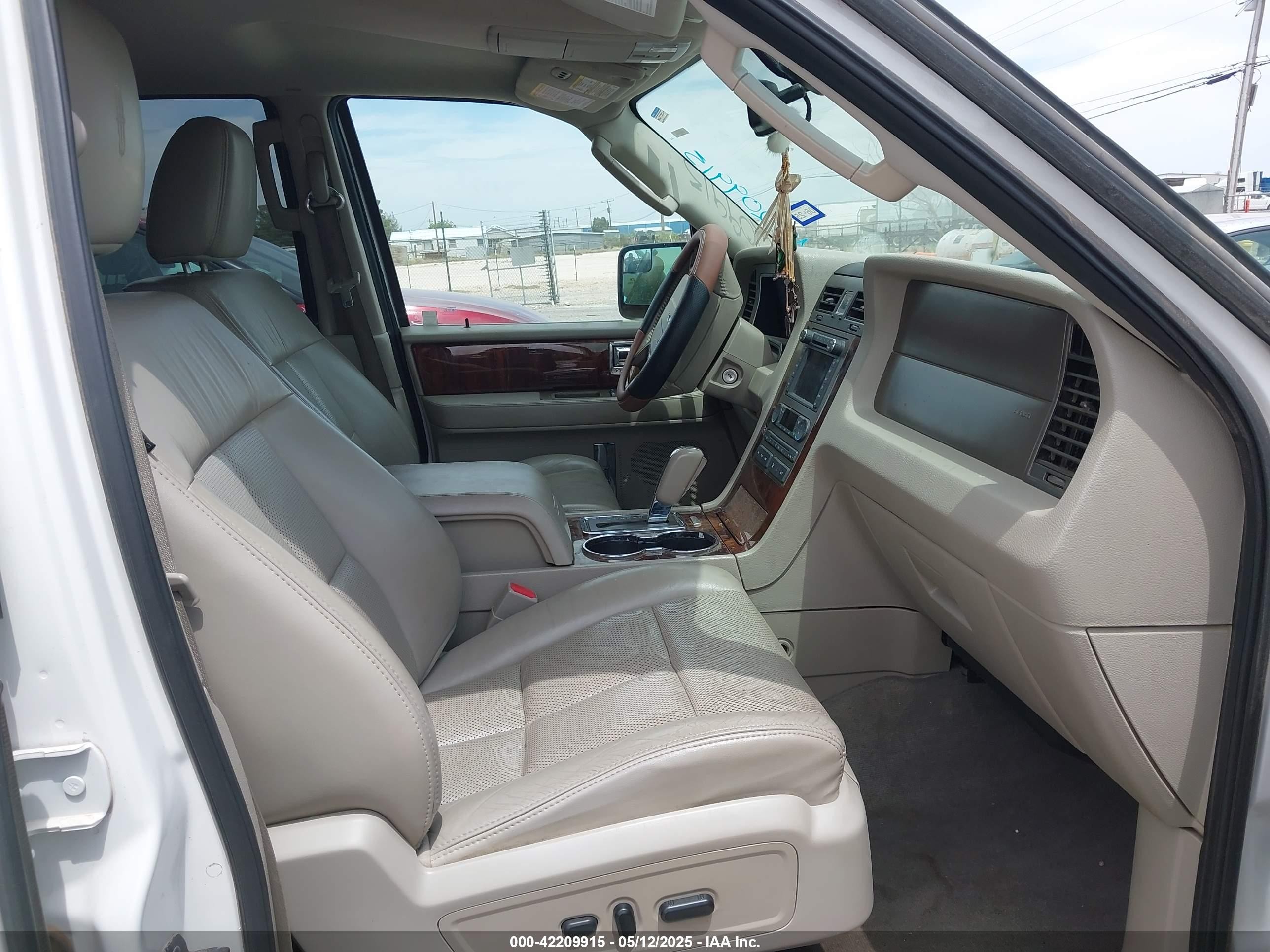 2012 Lincoln Navigator   White vin: 5LMJJ2H5XCEL03557