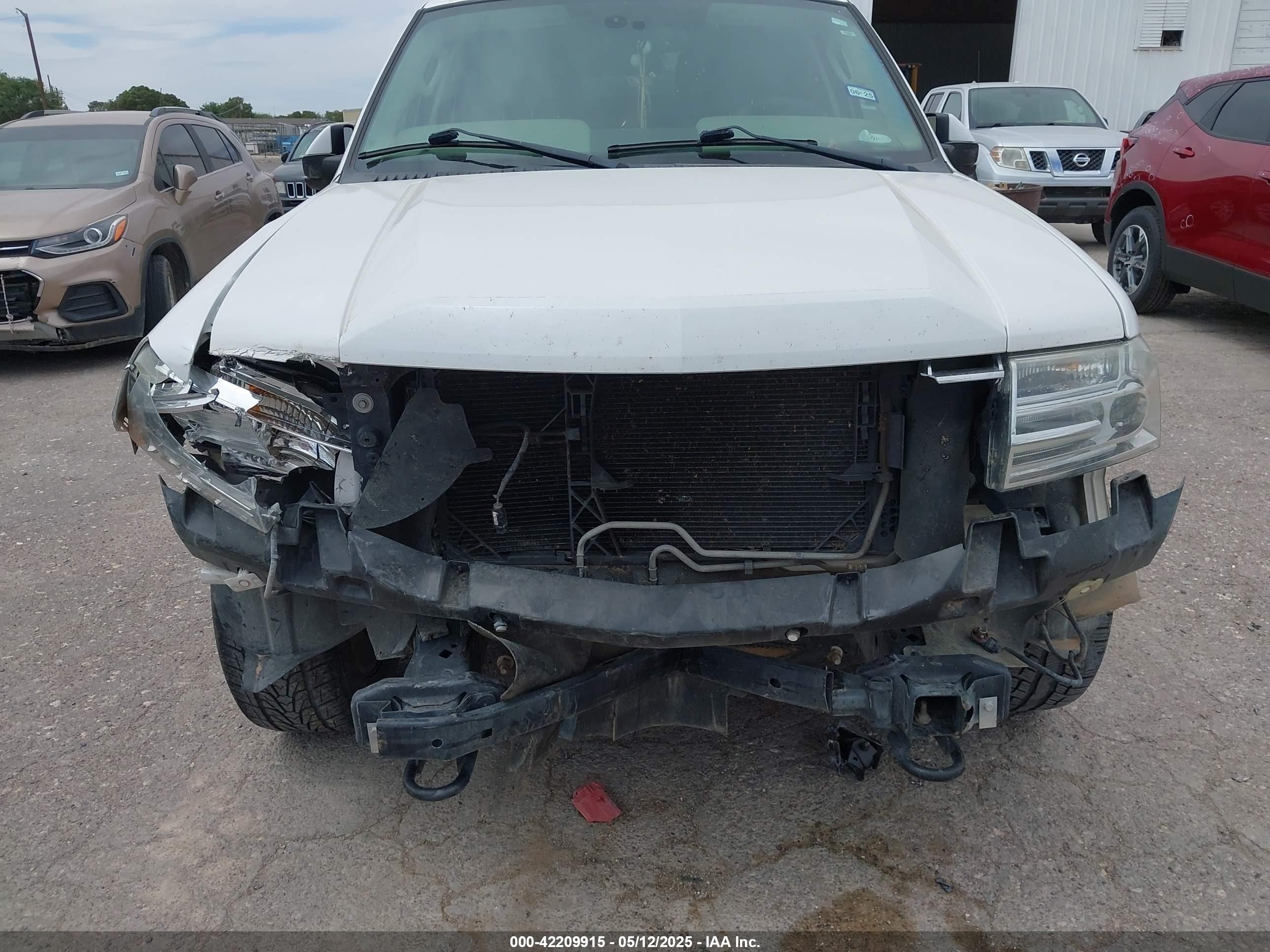 2012 Lincoln Navigator   White vin: 5LMJJ2H5XCEL03557