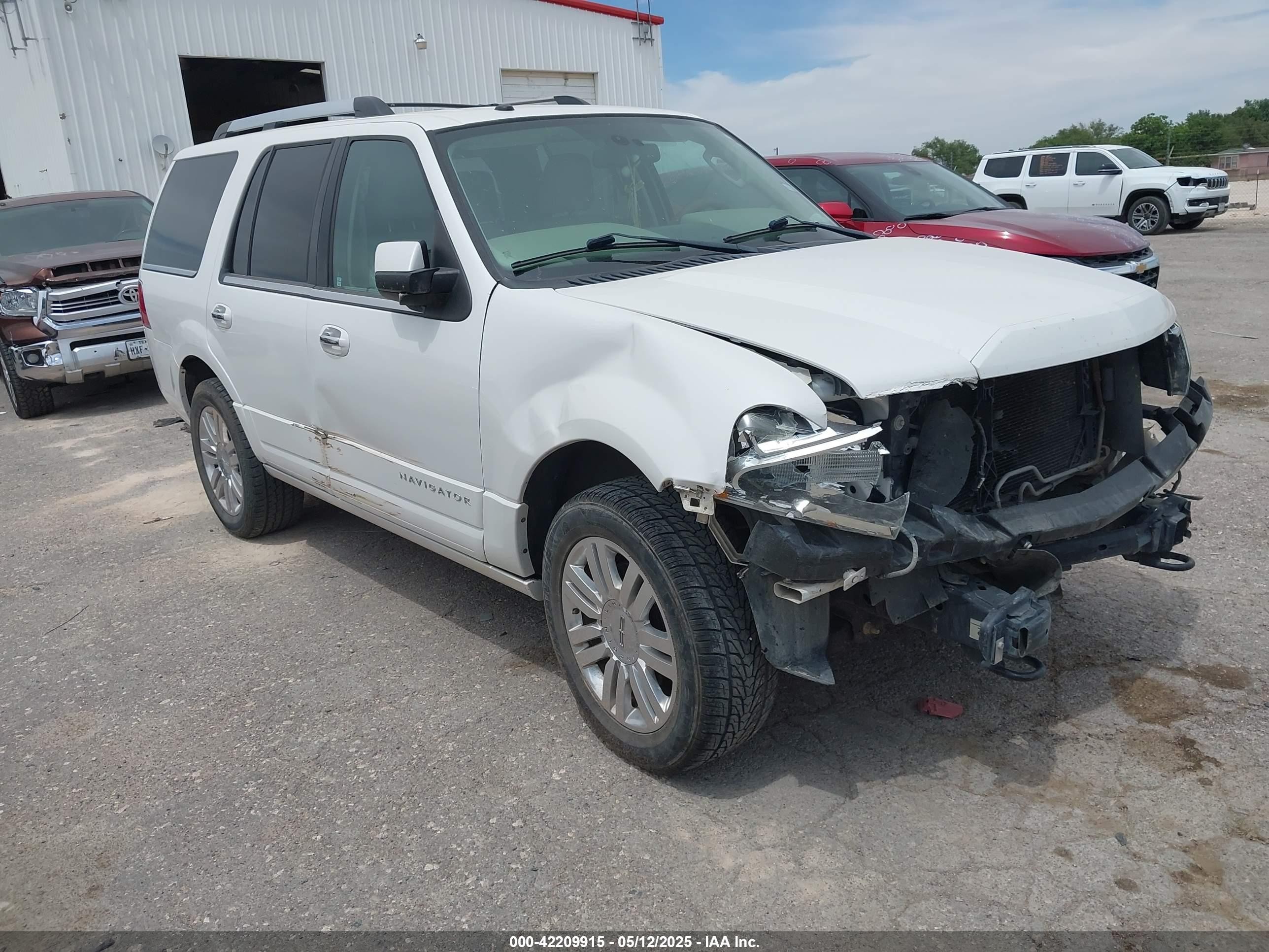 2012 Lincoln Navigator   White vin: 5LMJJ2H5XCEL03557