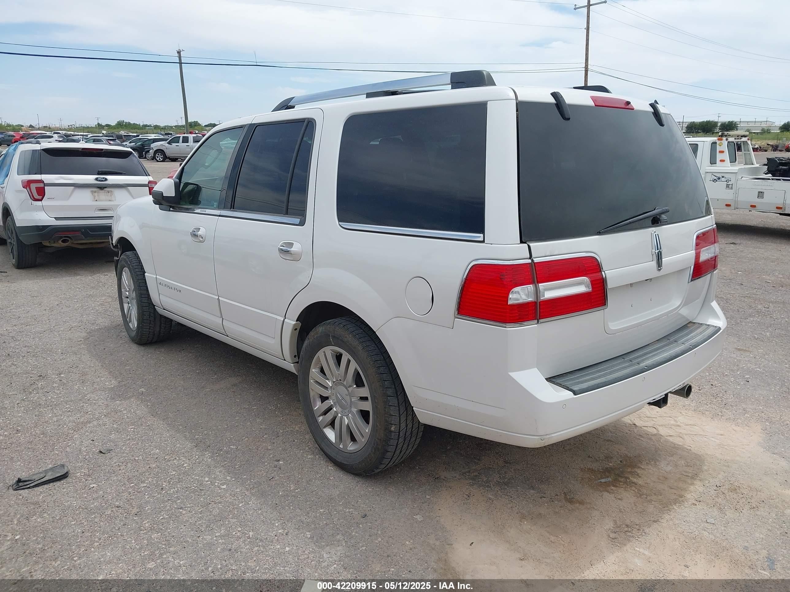 2012 Lincoln Navigator   White vin: 5LMJJ2H5XCEL03557