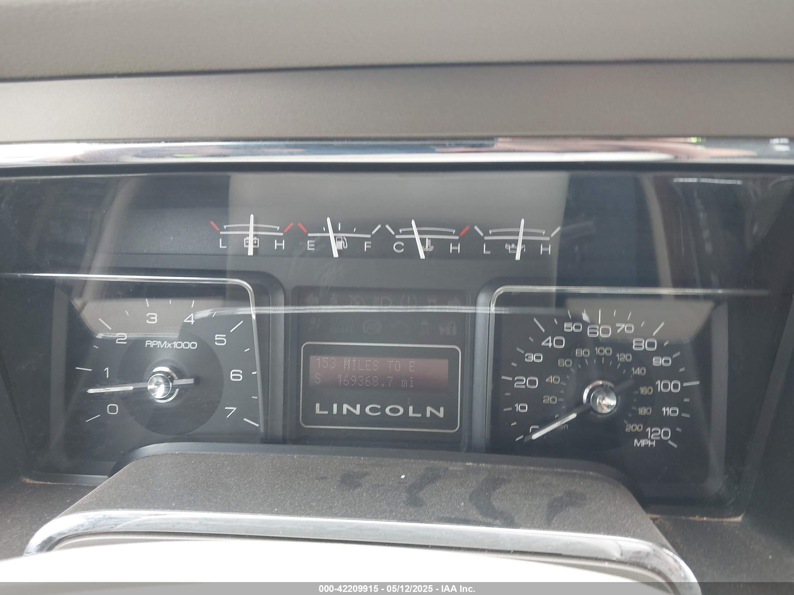 2012 Lincoln Navigator   White vin: 5LMJJ2H5XCEL03557