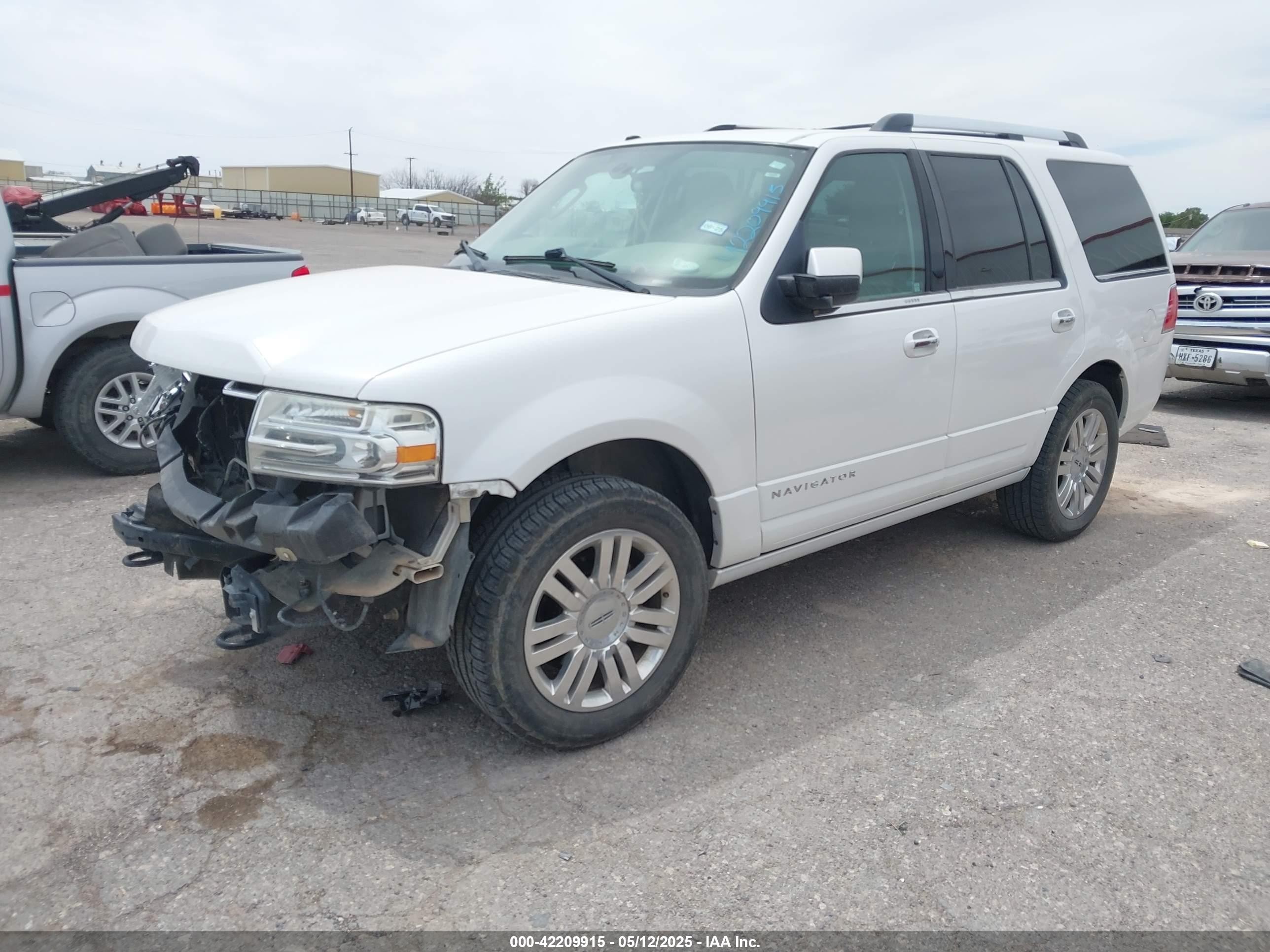 2012 Lincoln Navigator   White vin: 5LMJJ2H5XCEL03557