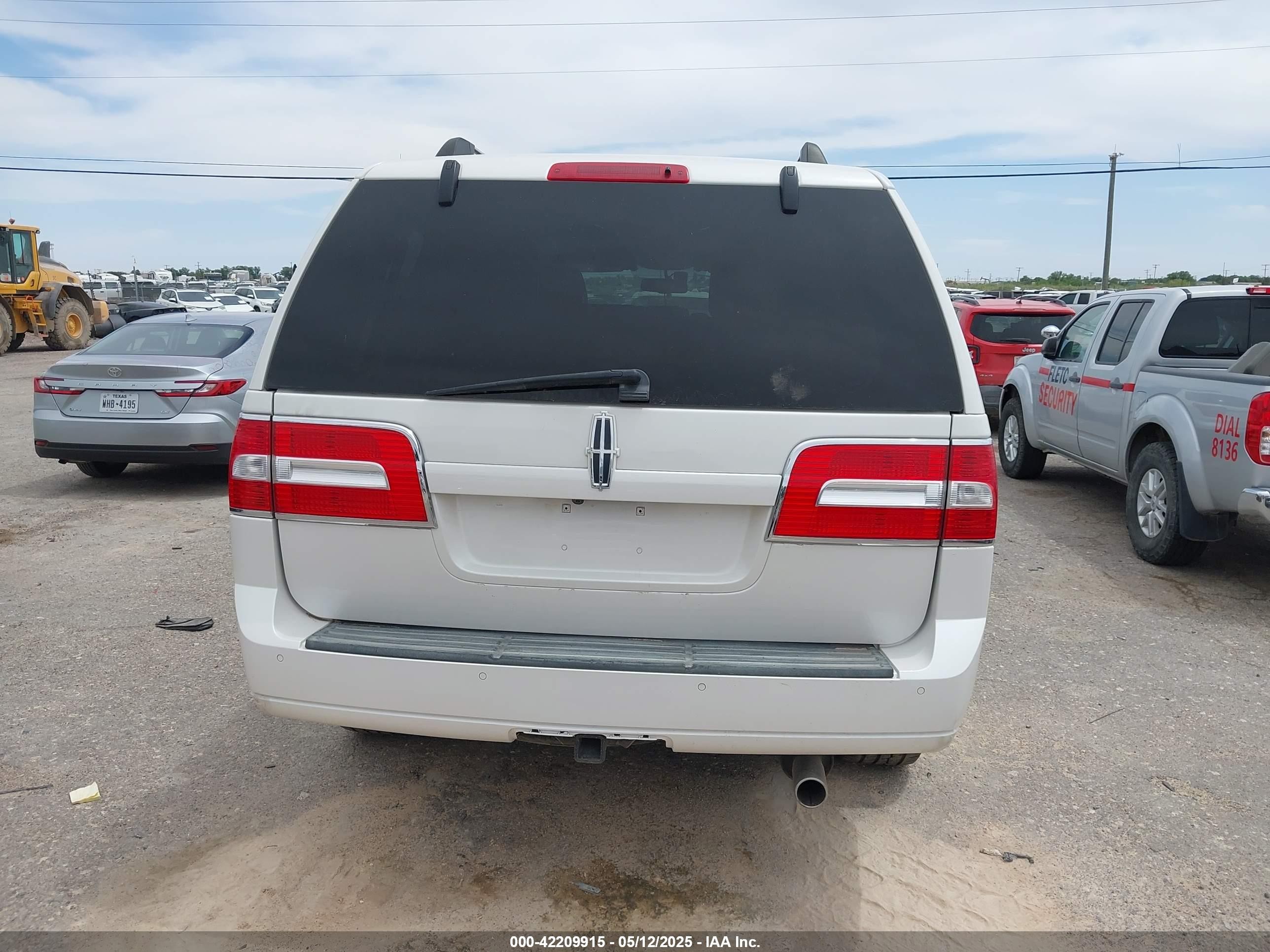 2012 Lincoln Navigator   White vin: 5LMJJ2H5XCEL03557