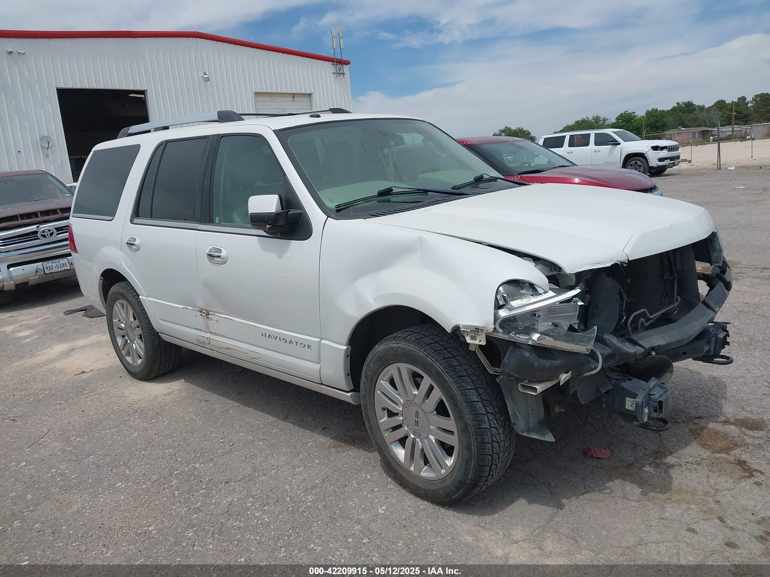 2012 Lincoln Navigator   White vin: 5LMJJ2H5XCEL03557